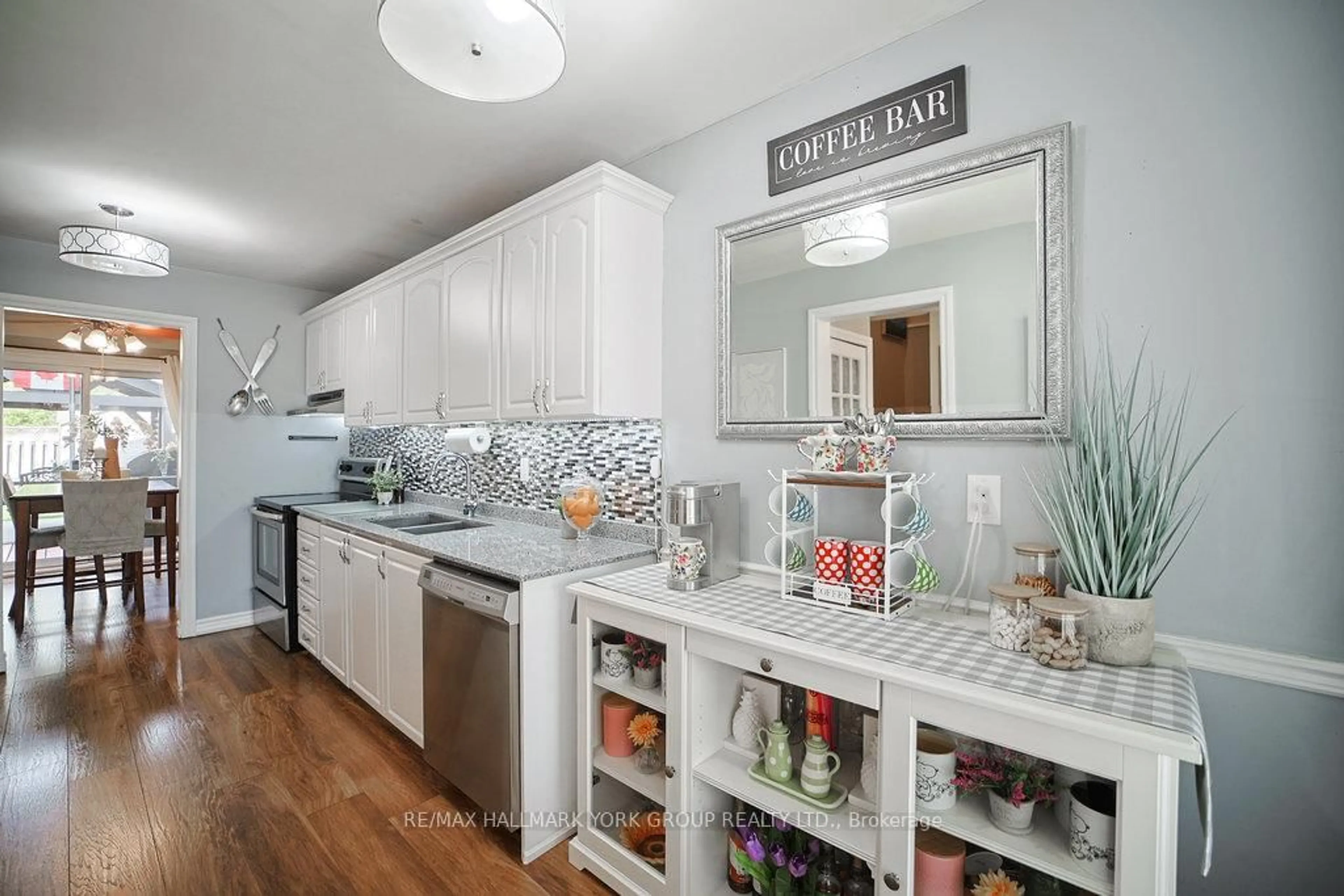 Open concept kitchen, ceramic/tile floor for 659 Gibson Crt, Newmarket Ontario L3Y 4Z5