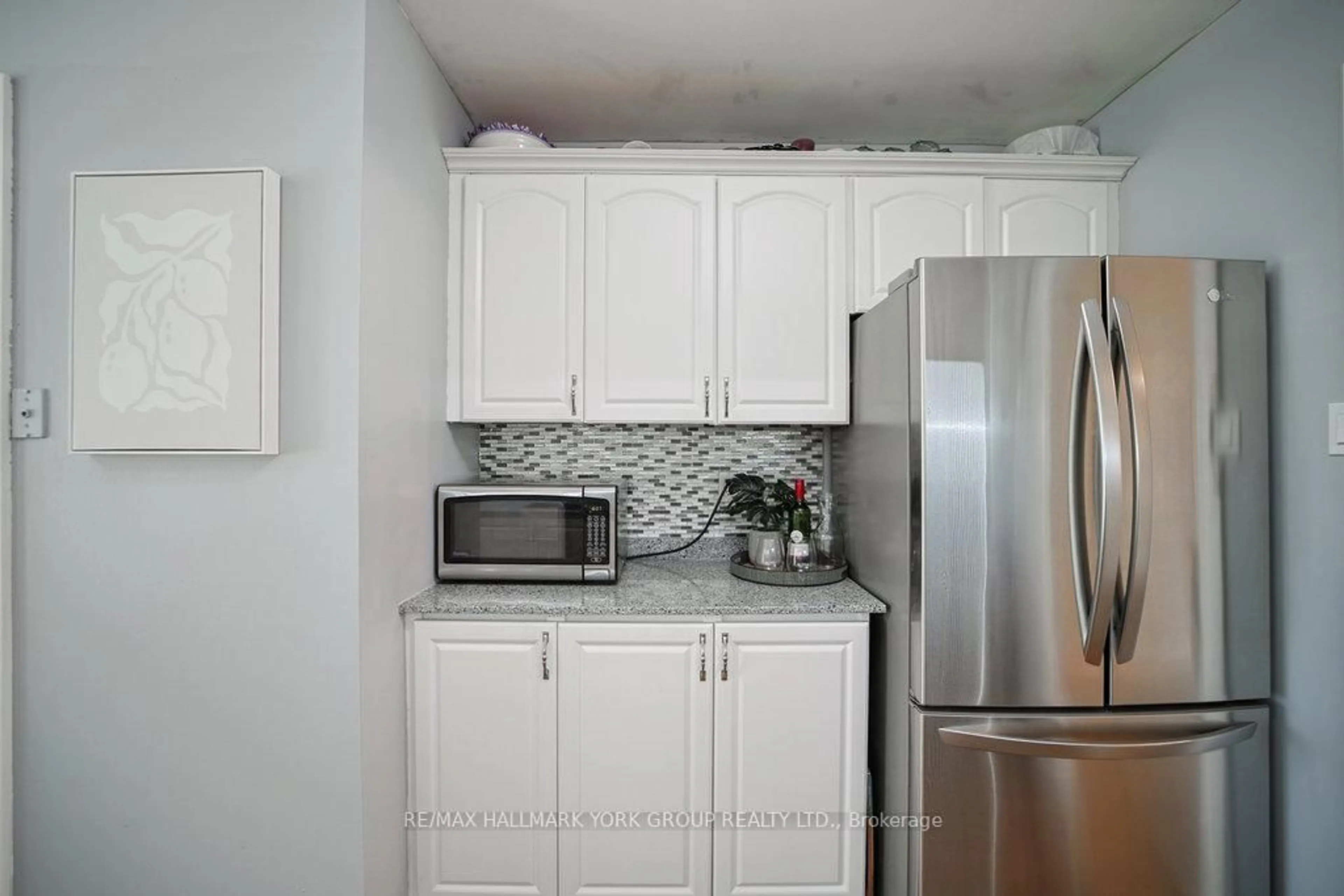 Standard kitchen, ceramic/tile floor for 659 Gibson Crt, Newmarket Ontario L3Y 4Z5