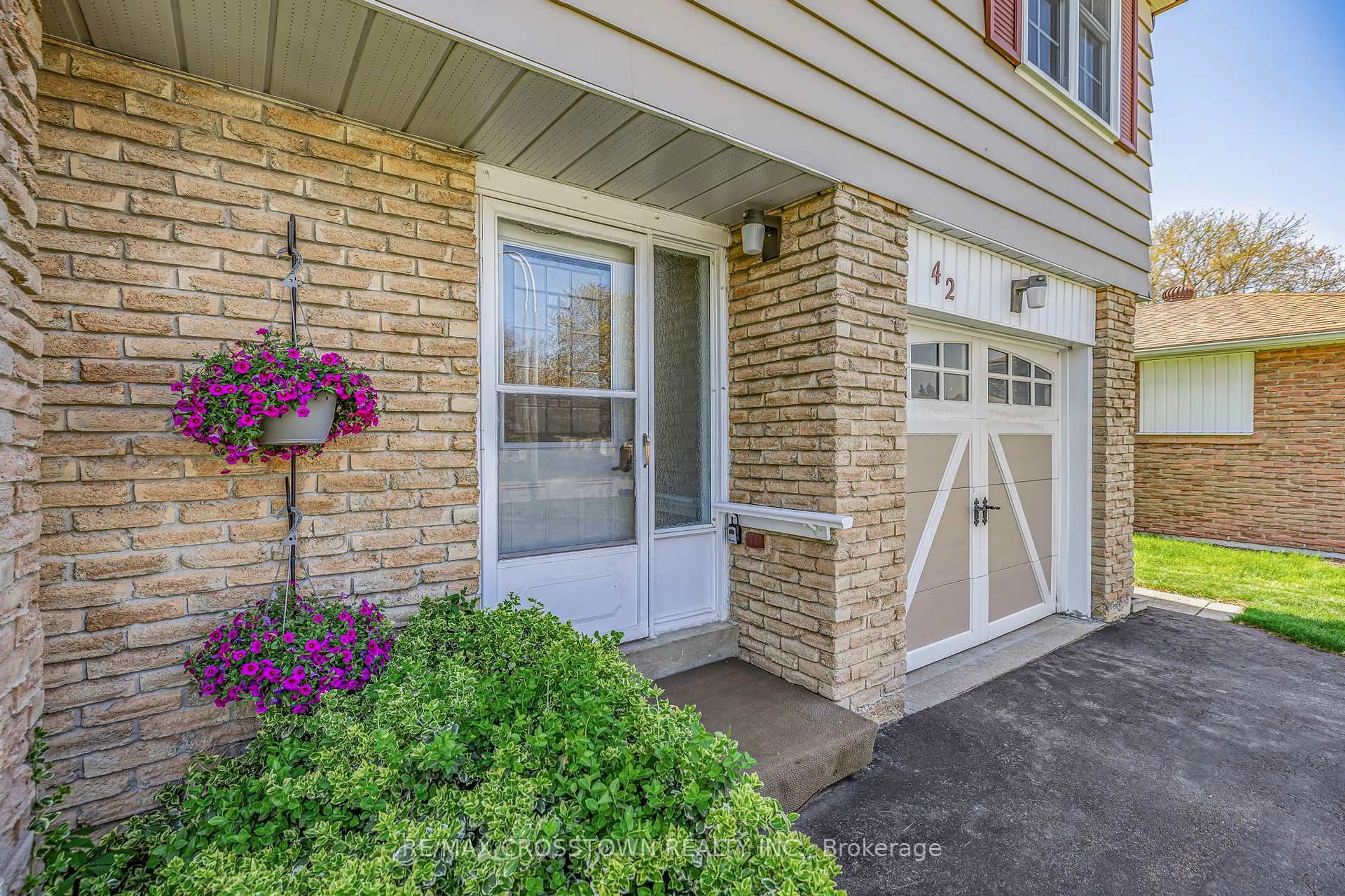 Indoor entryway for 42 Mccague Cres, New Tecumseth Ontario L9R 1A6