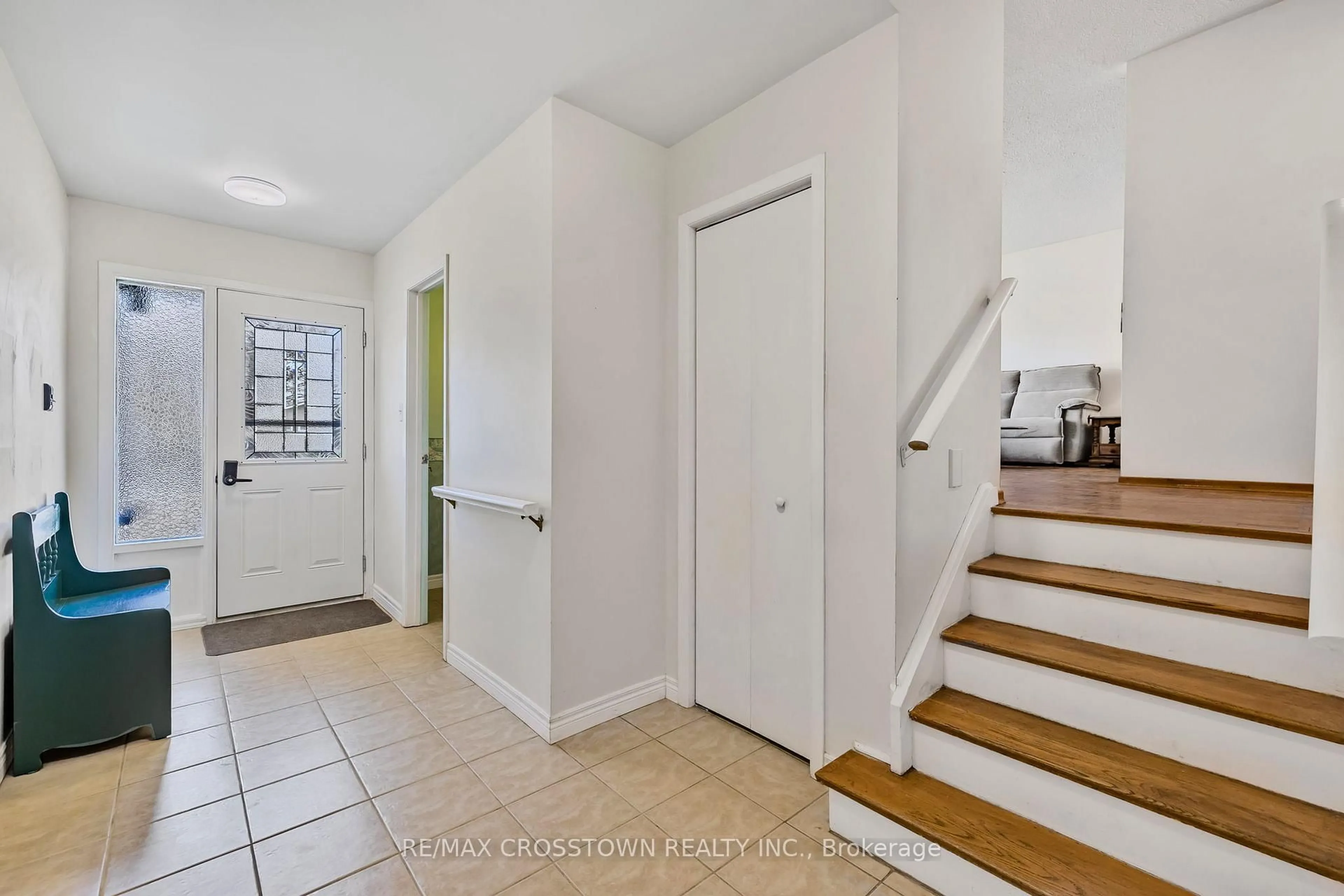 Indoor entryway for 42 Mccague Cres, New Tecumseth Ontario L9R 1A6