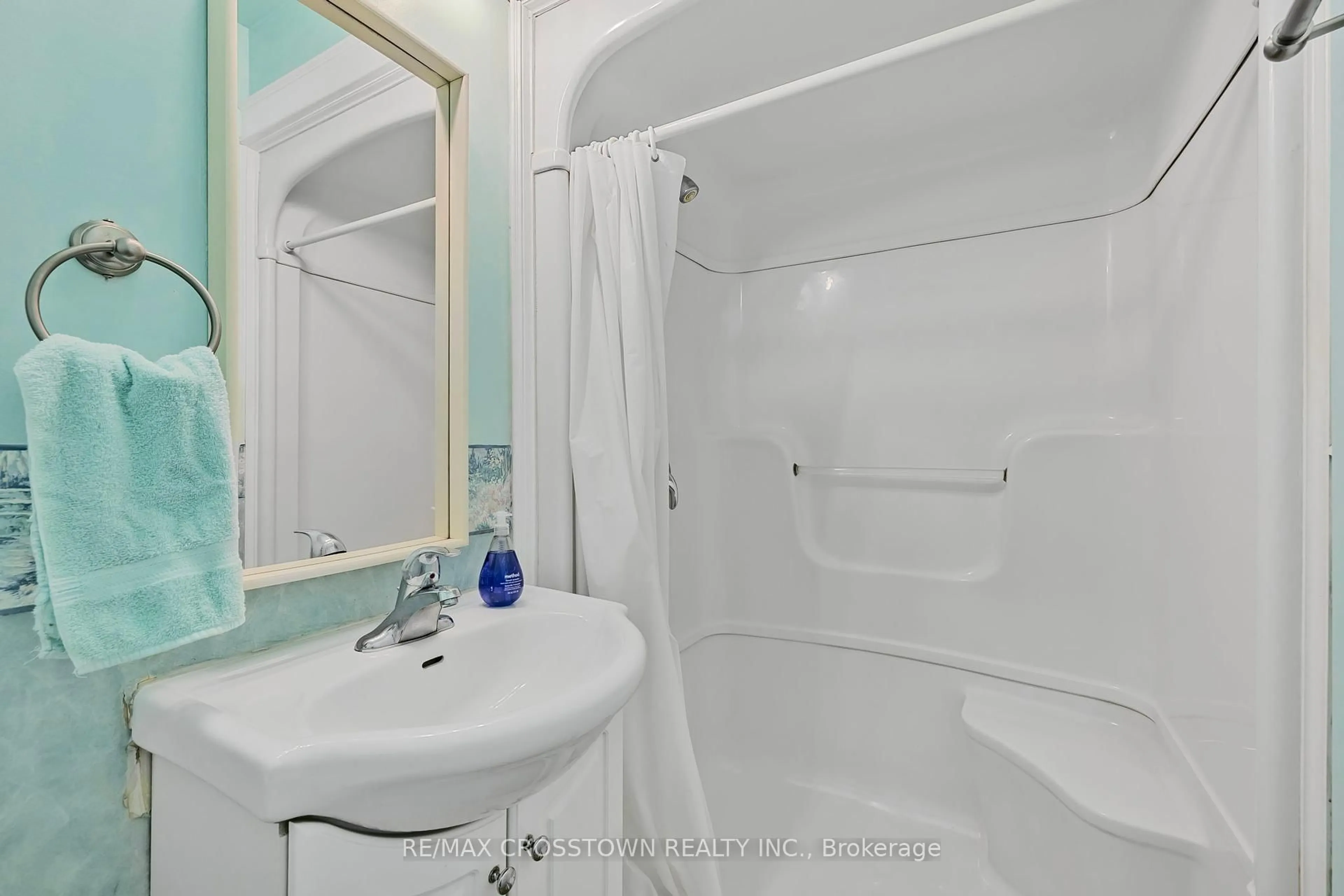 Standard bathroom, unknown for 42 Mccague Cres, New Tecumseth Ontario L9R 1A6
