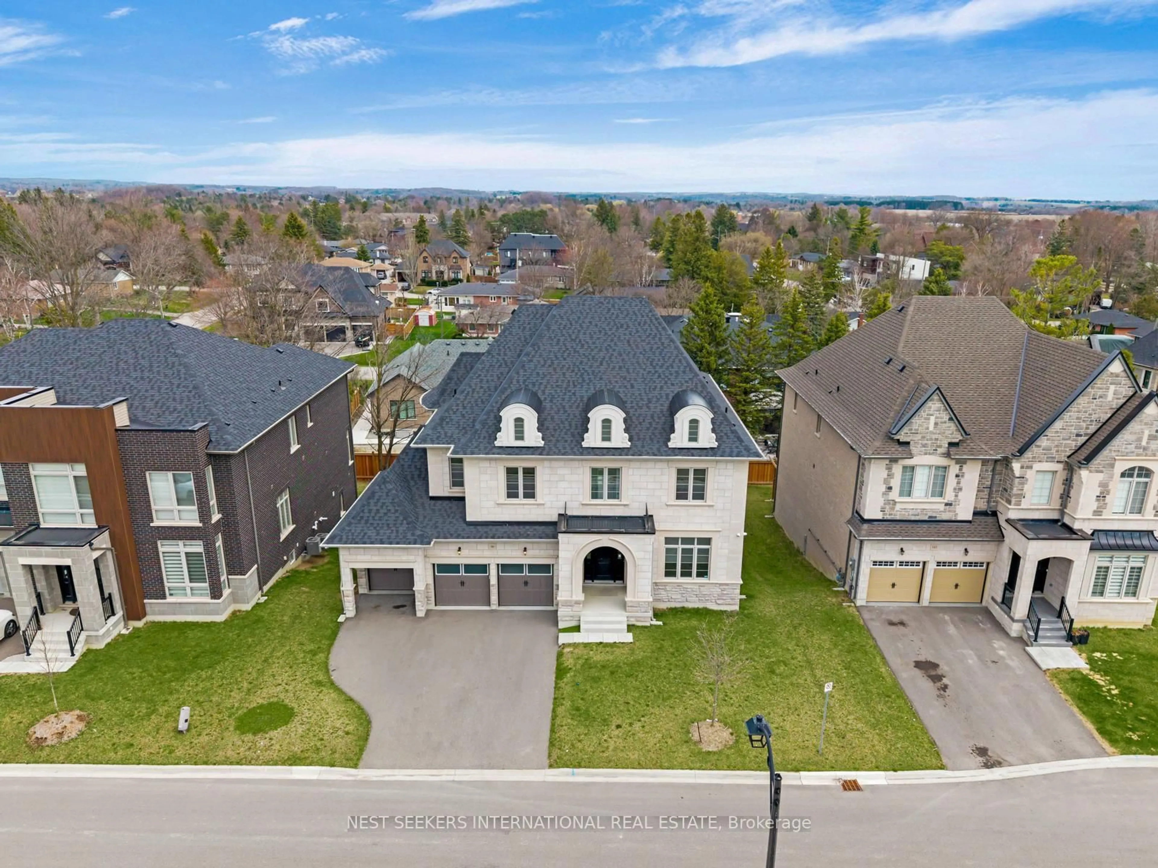 A pic from outside/outdoor area/front of a property/back of a property/a pic from drone, street for 96 Stokes Dr, King Ontario L7B 0P8