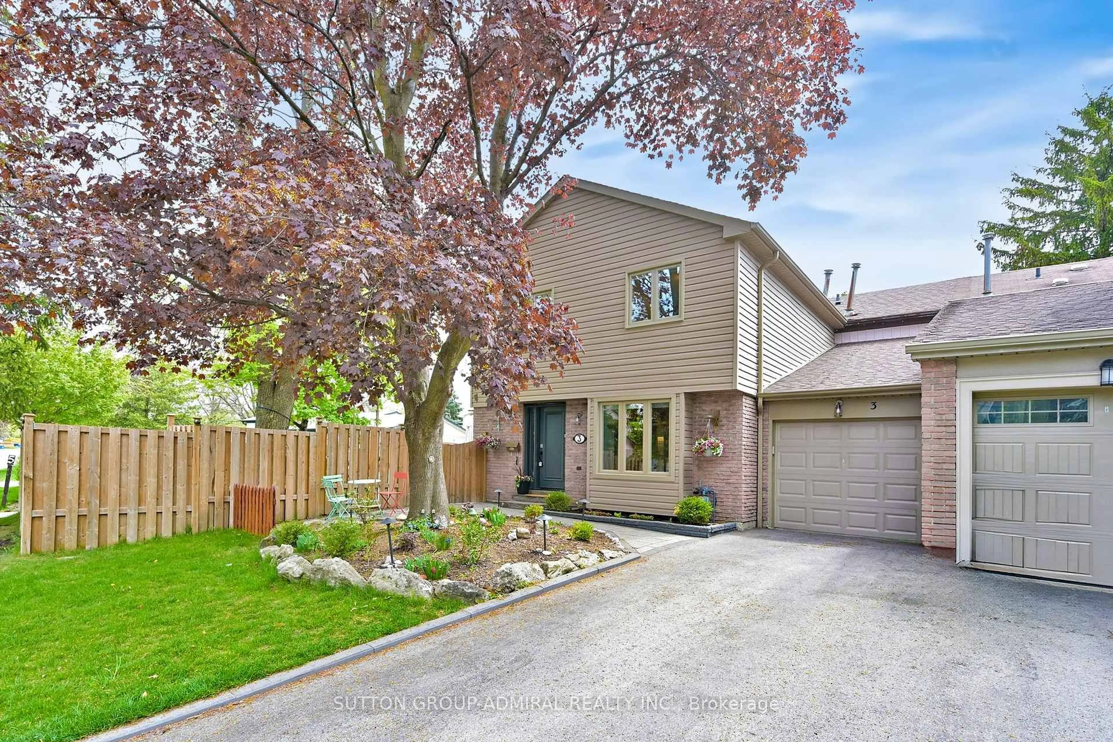 Home with brick exterior material, street for 3 Mayvern Cres, Richmond Hill Ontario L4C 5J3