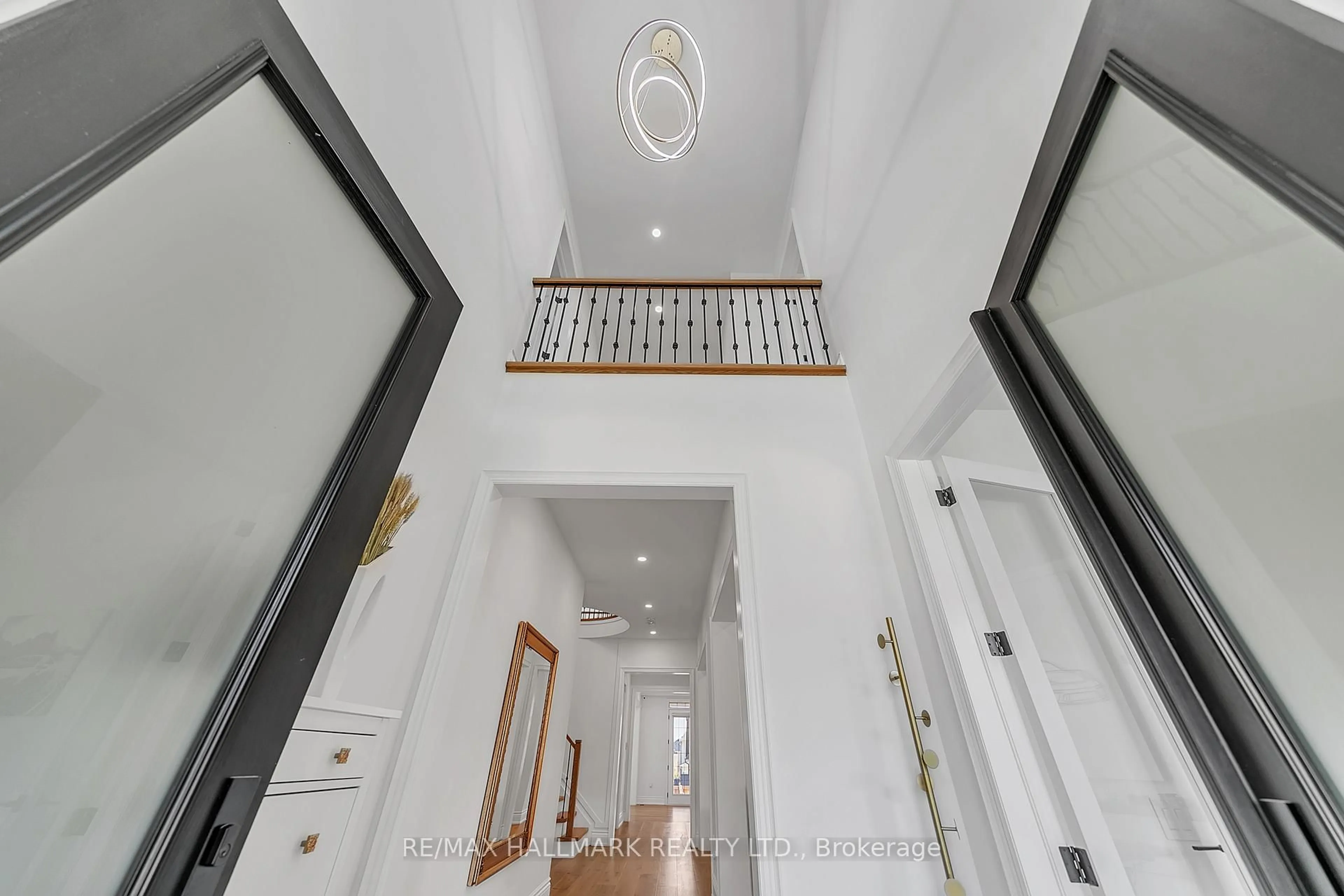 Indoor foyer for 131 Lady Jessica Dr, Vaughan Ontario L6A 4Z7