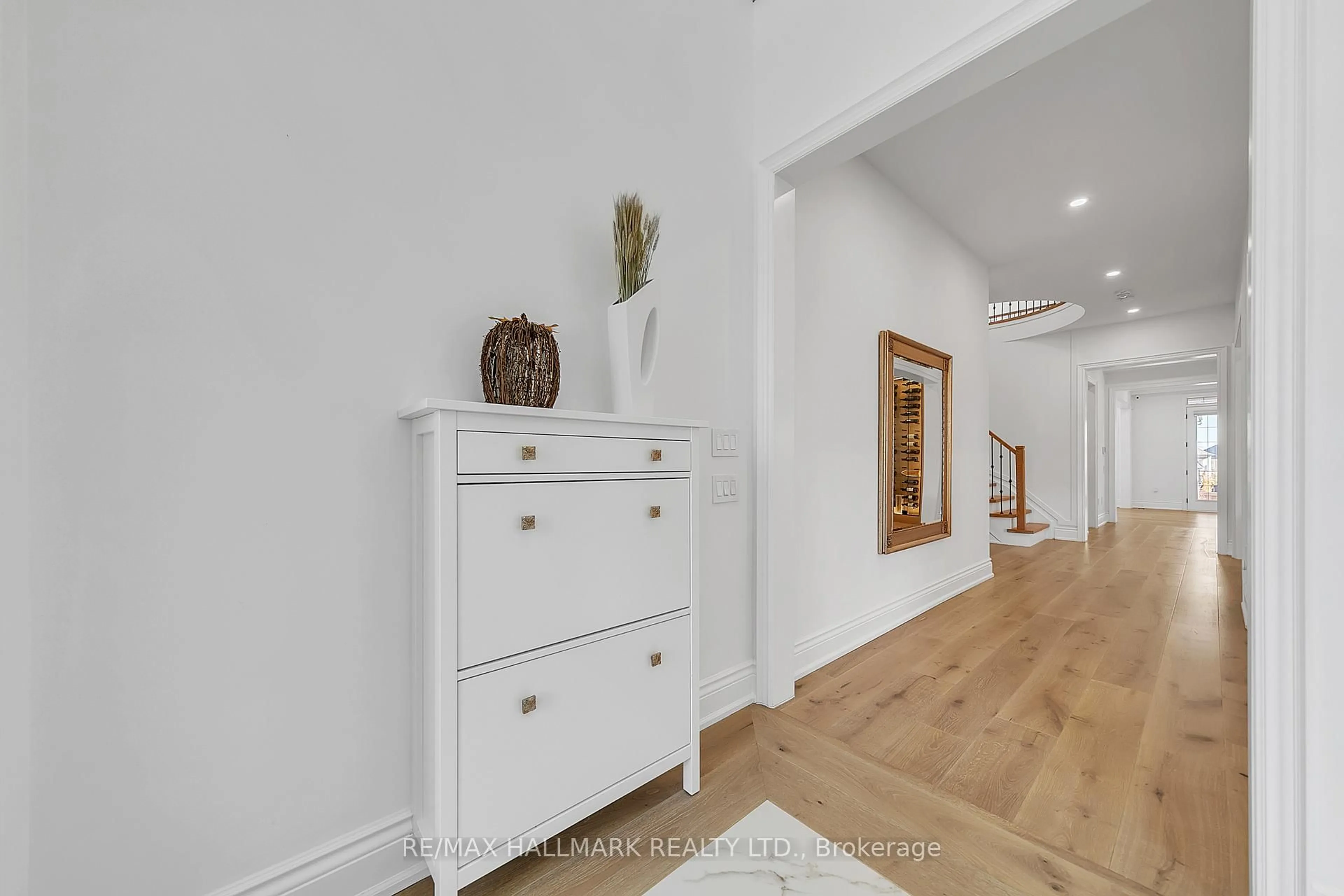 Indoor entryway for 131 Lady Jessica Dr, Vaughan Ontario L6A 4Z7