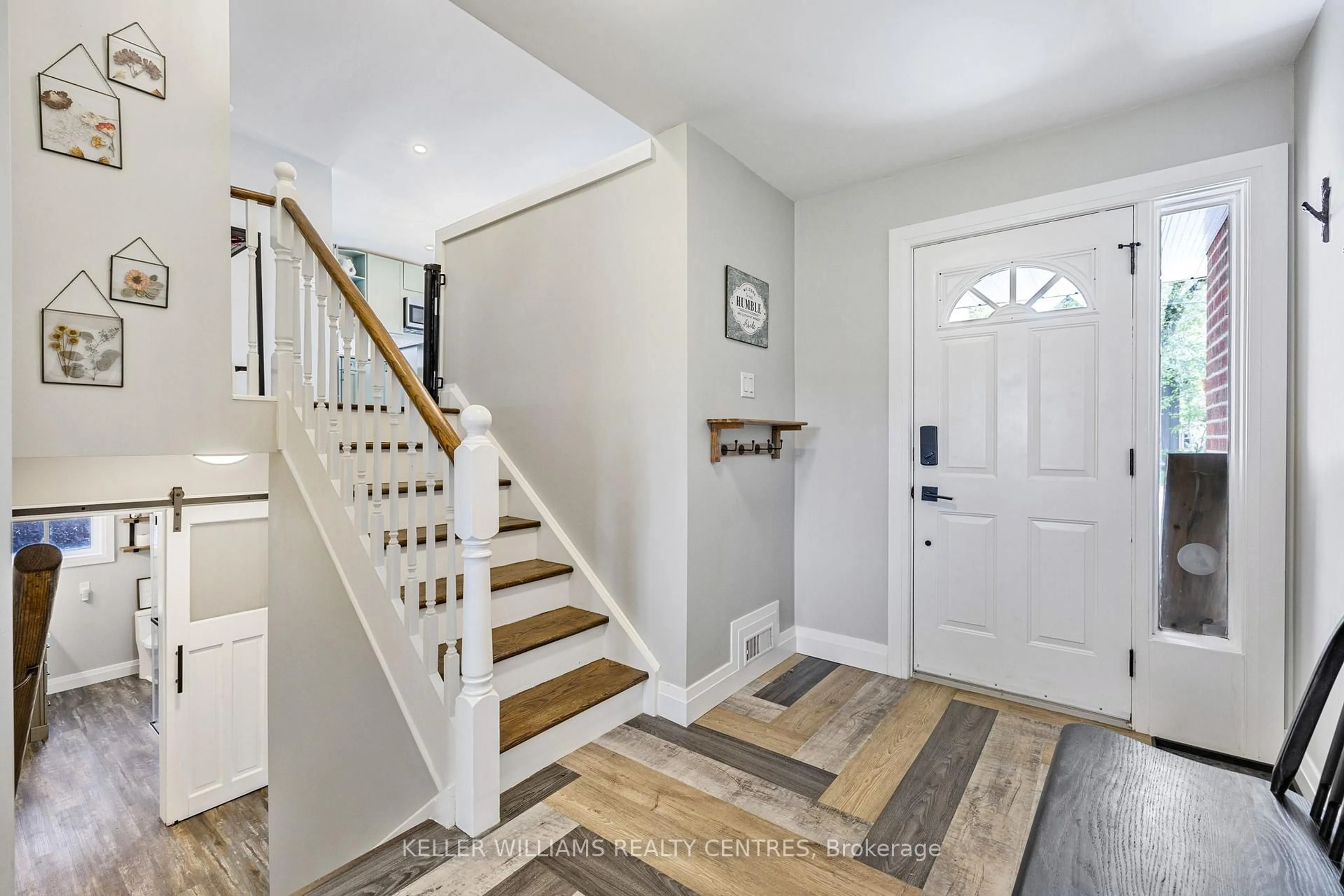 Indoor entryway for 4 Selby St, Innisfil Ontario L0L 1L0