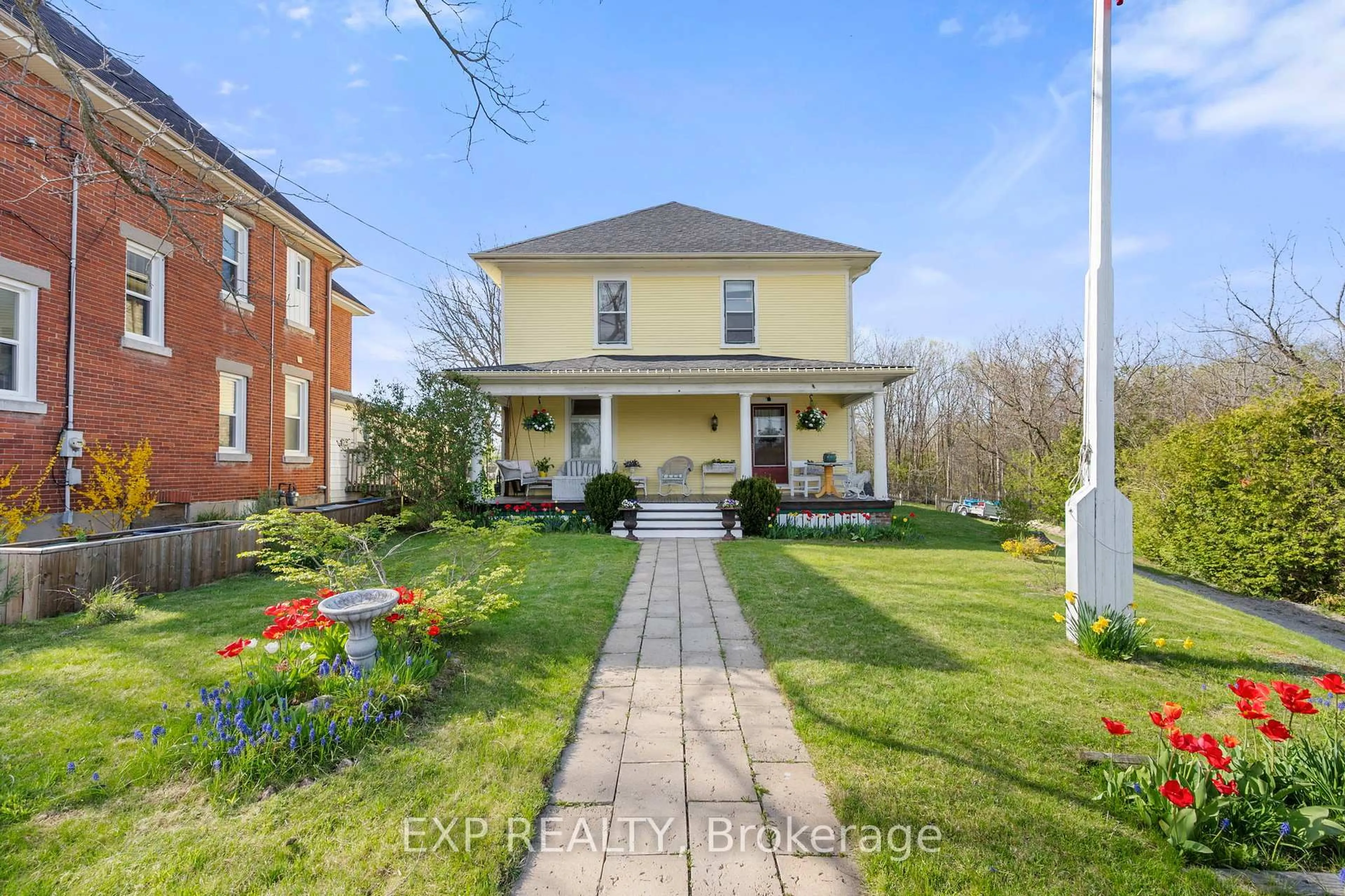 A pic from outside/outdoor area/front of a property/back of a property/a pic from drone, street for 145 High St, Georgina Ontario L0E 1R0