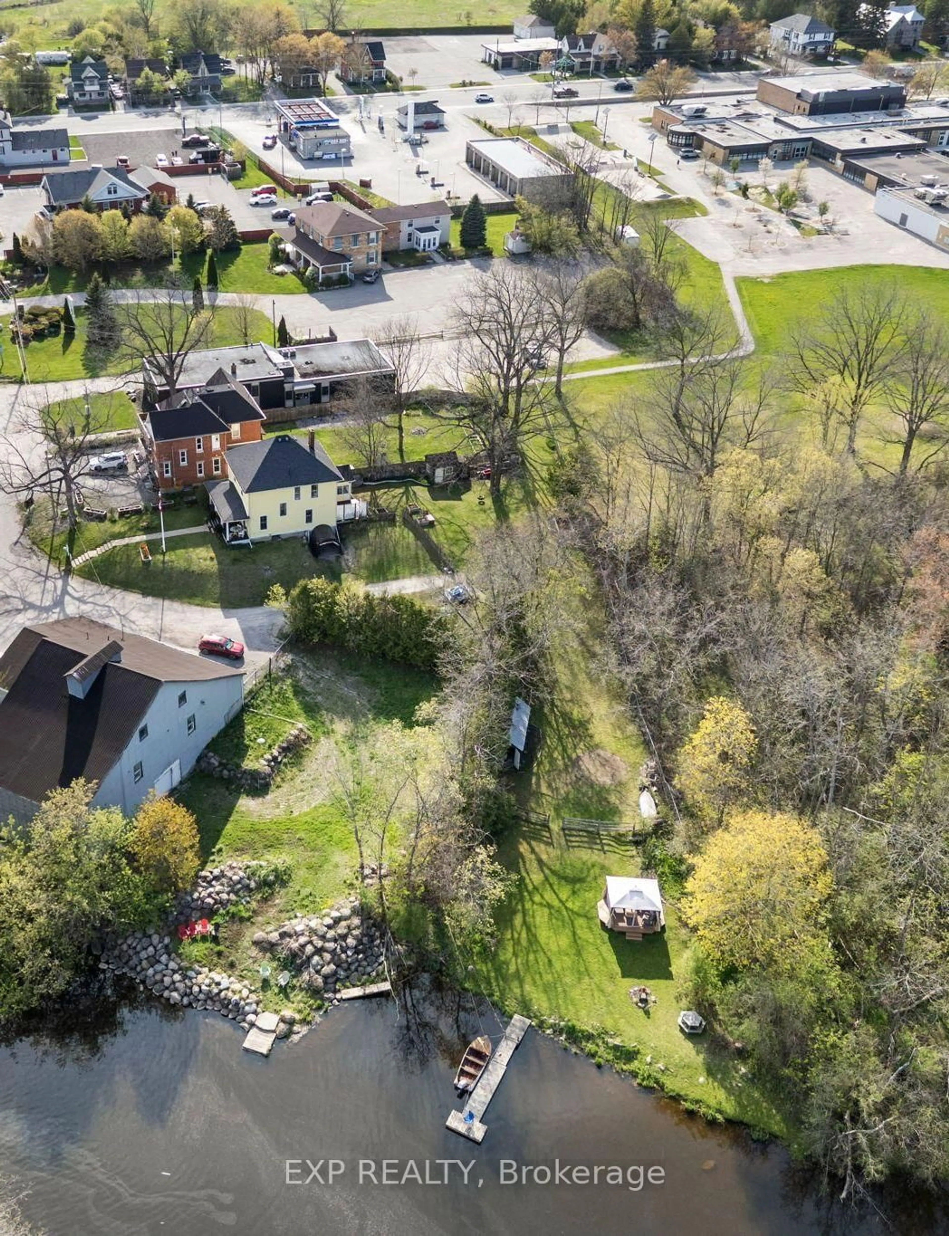 A pic from outside/outdoor area/front of a property/back of a property/a pic from drone, street for 145 High St, Georgina Ontario L0E 1R0