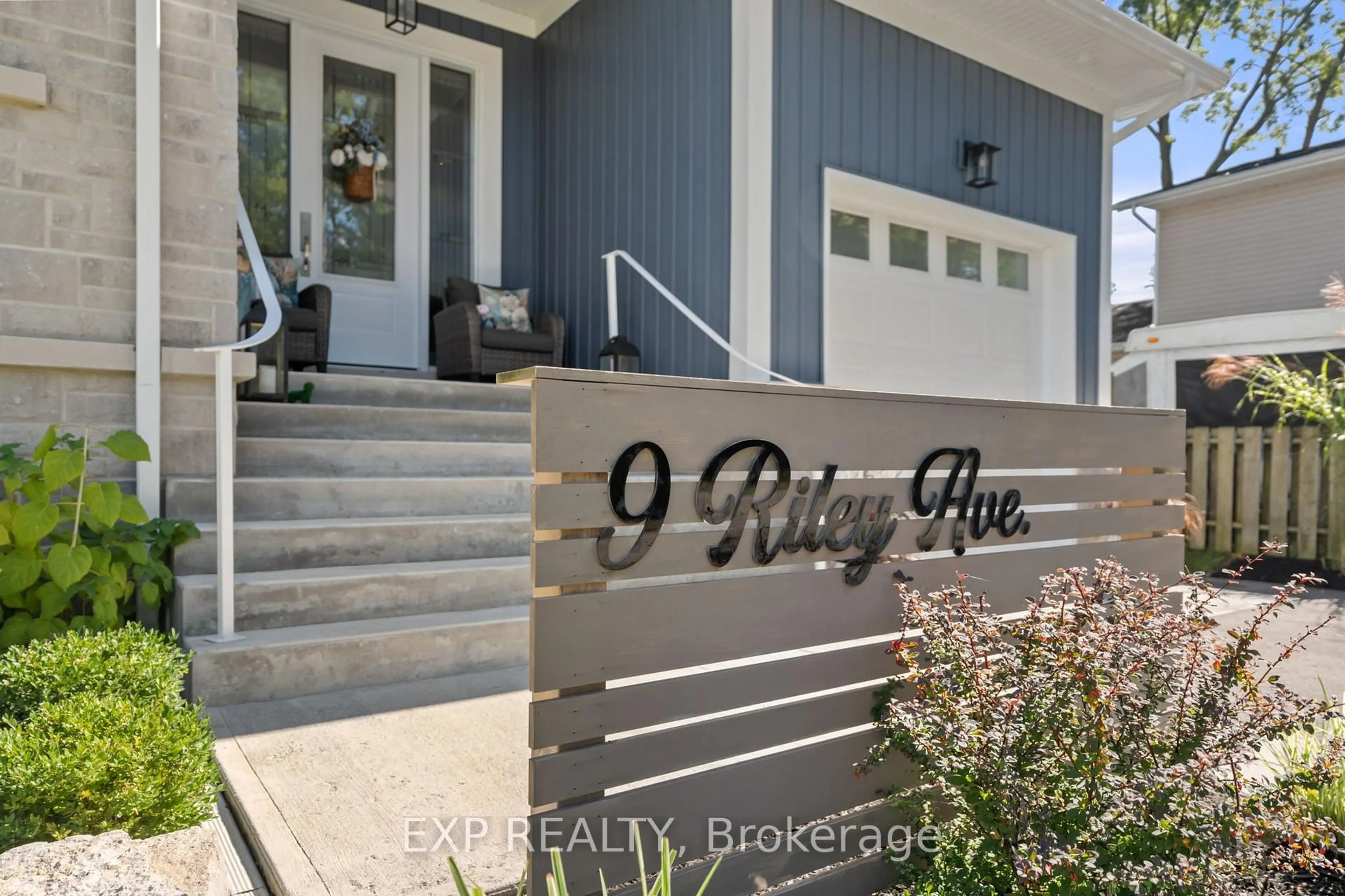 Indoor entryway for 9 Riley Ave, Georgina Ontario L0E 1L0