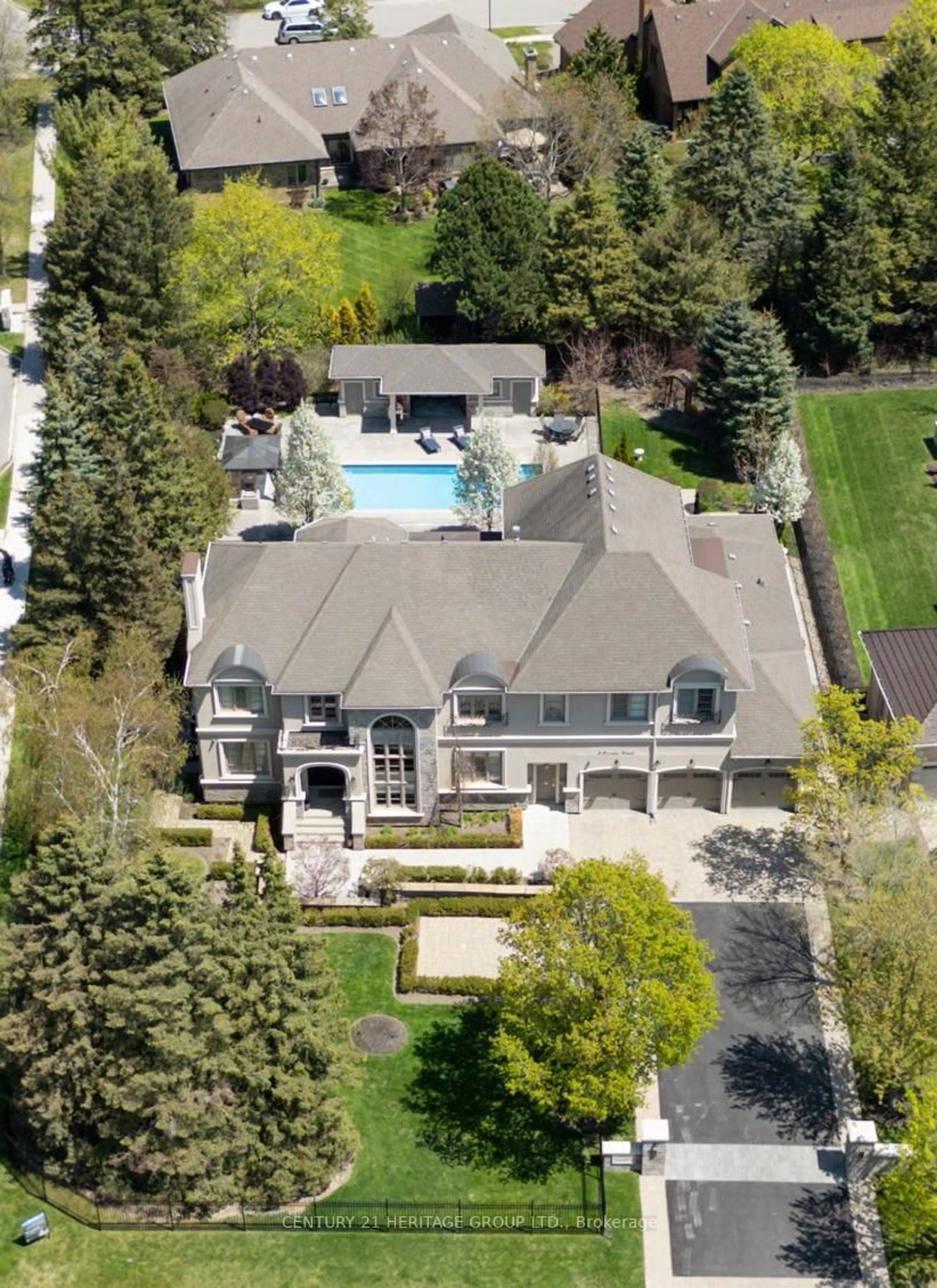 A pic from outside/outdoor area/front of a property/back of a property/a pic from drone, street for 3 Curran Crt, King Ontario L7B 1B4