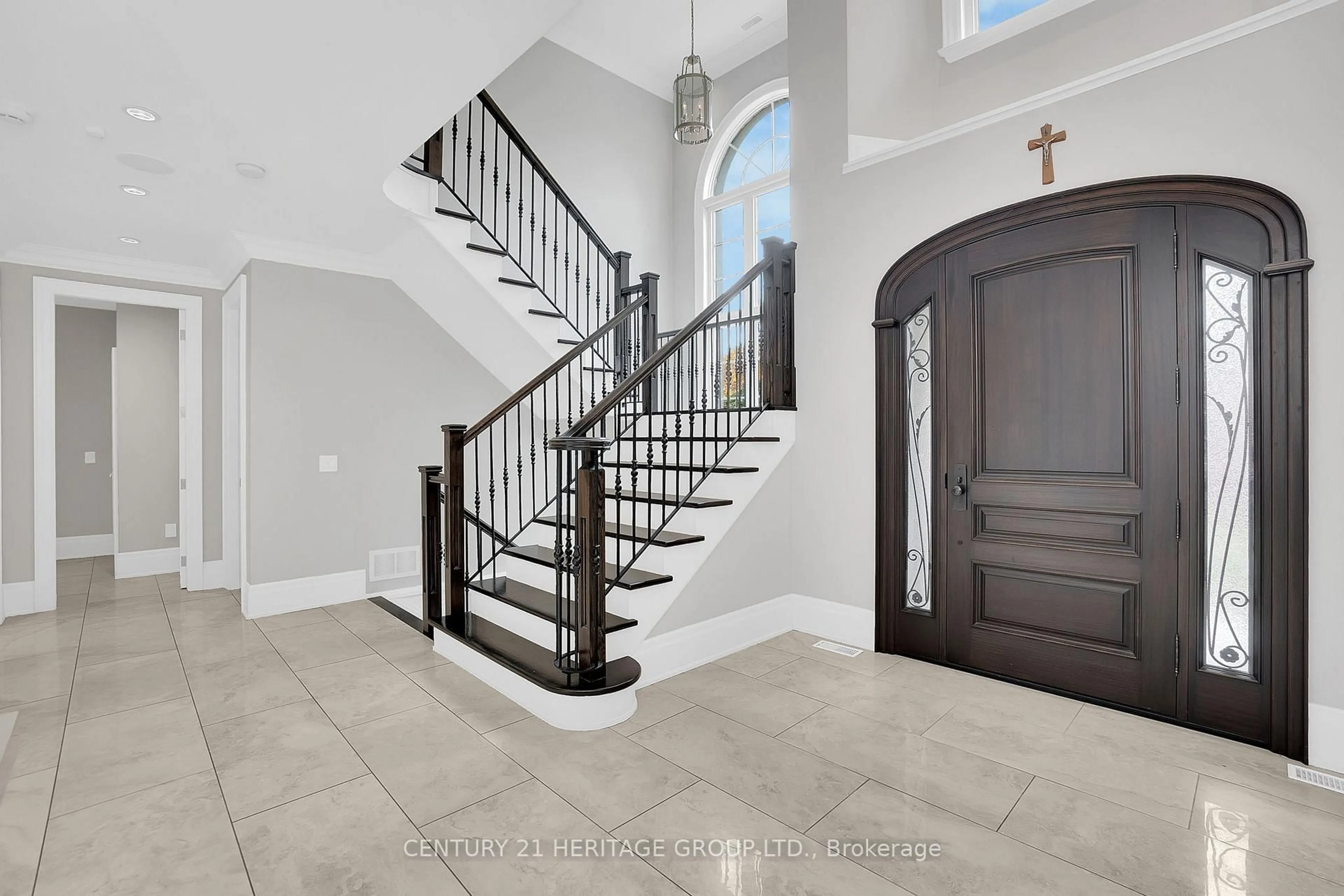 Indoor entryway for 3 Curran Crt, King Ontario L7B 1B4