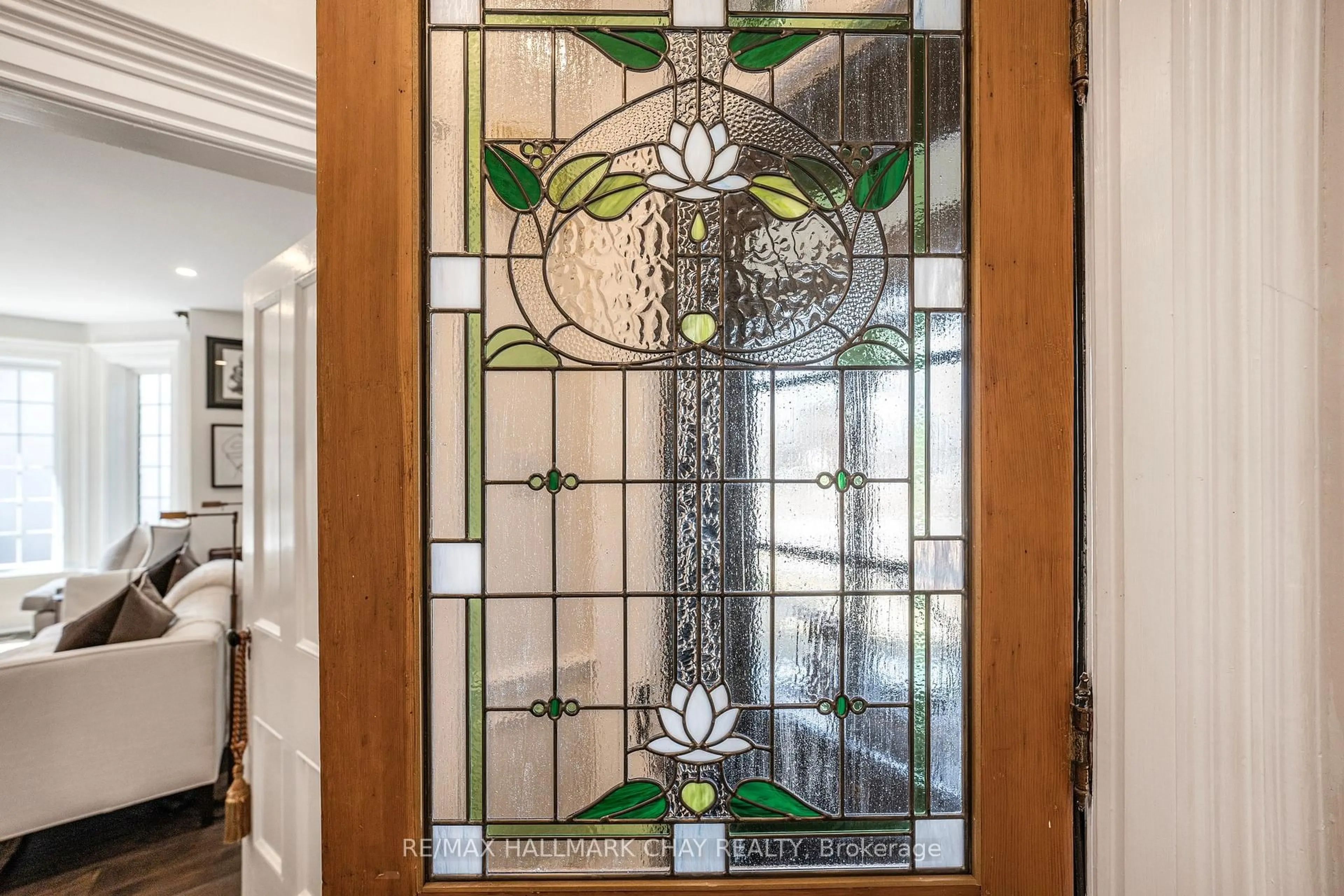 Indoor entryway for 11 Catherine Ave, Aurora Ontario L4G 1K4