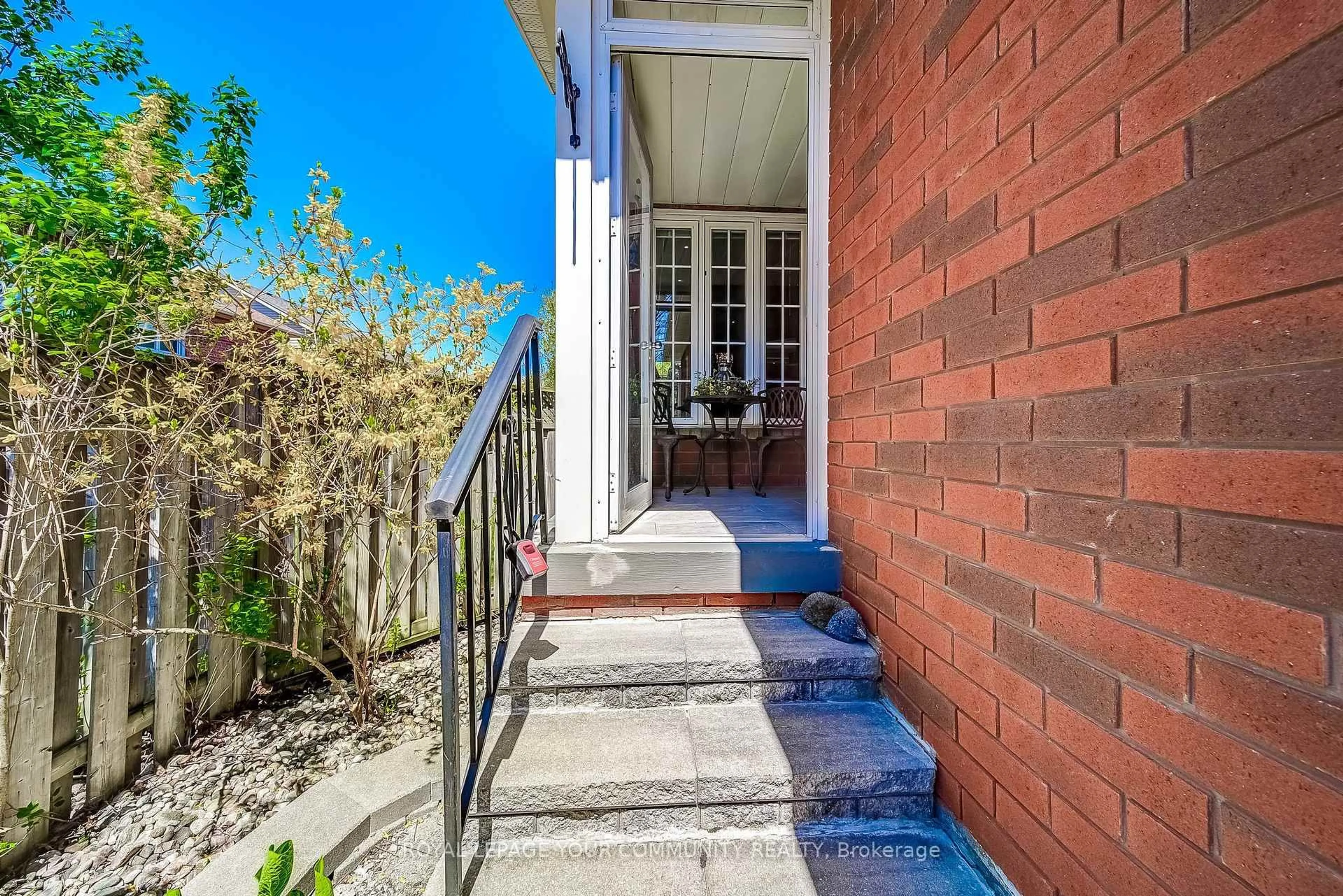 Patio, street for 86 Downey Circ, Aurora Ontario L4G 7E8