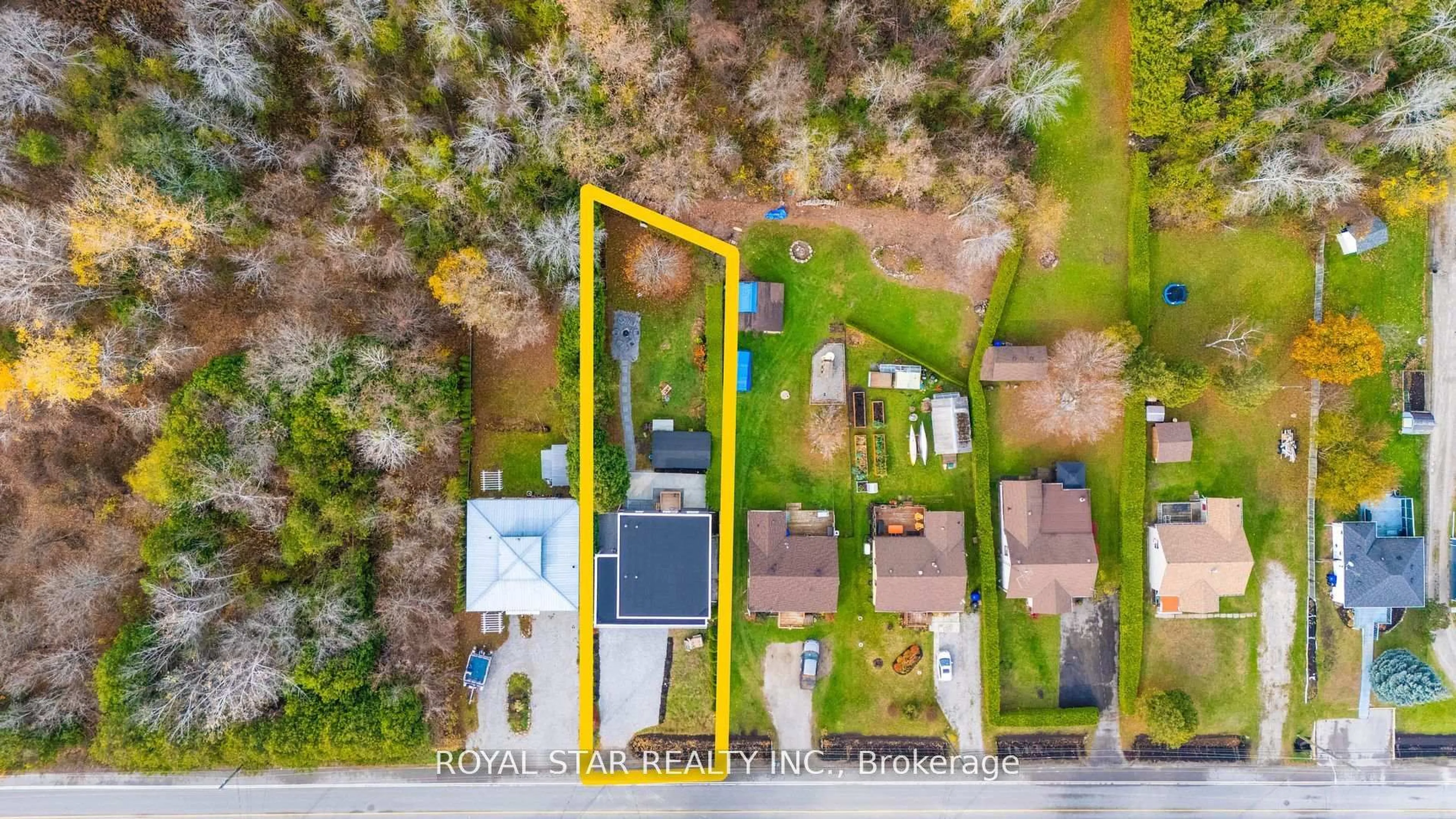 A pic from outside/outdoor area/front of a property/back of a property/a pic from drone, street for 1372 Maple Rd, Innisfil Ontario L0L 1W0