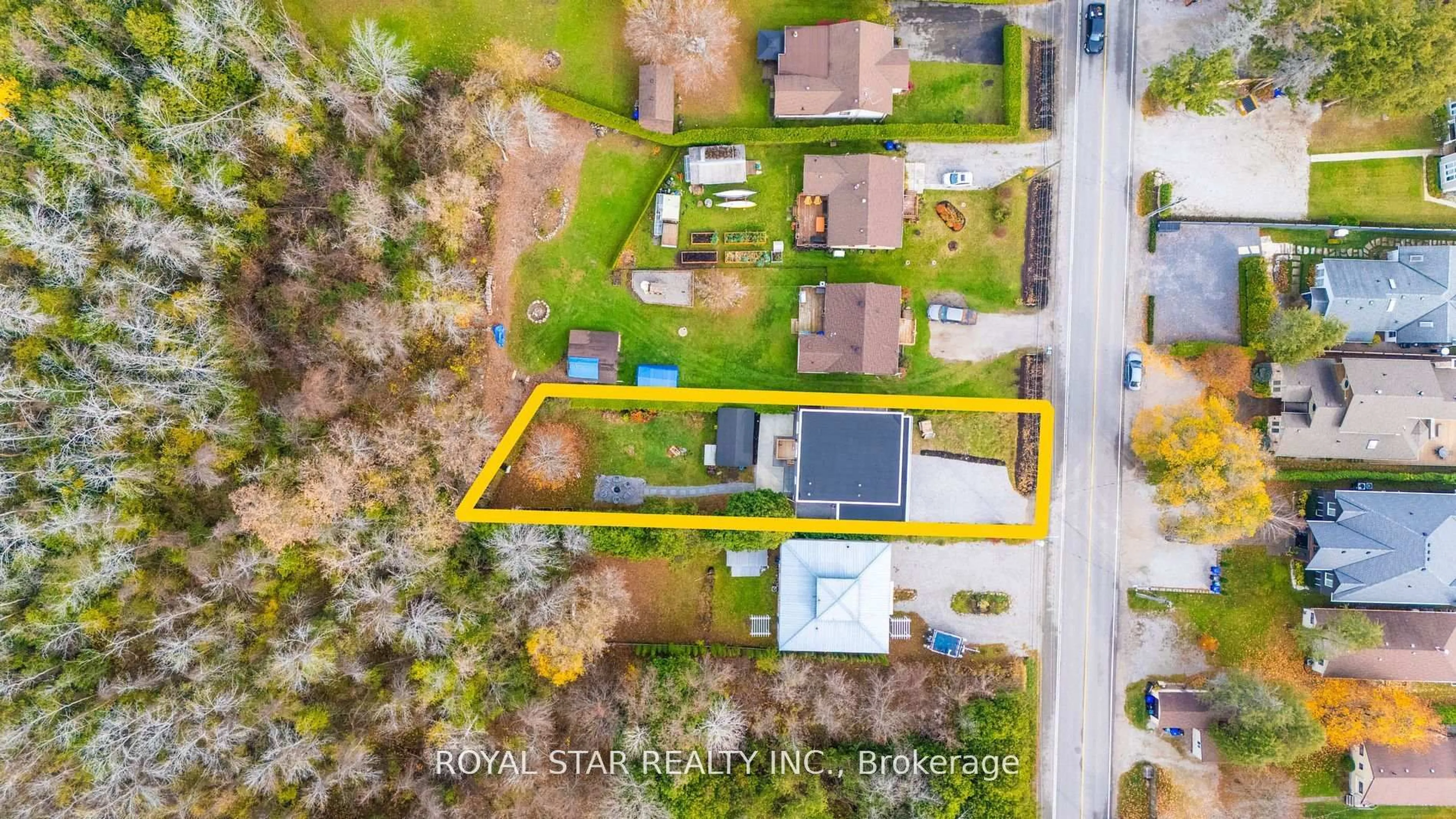 A pic from outside/outdoor area/front of a property/back of a property/a pic from drone, street for 1372 Maple Rd, Innisfil Ontario L0L 1W0