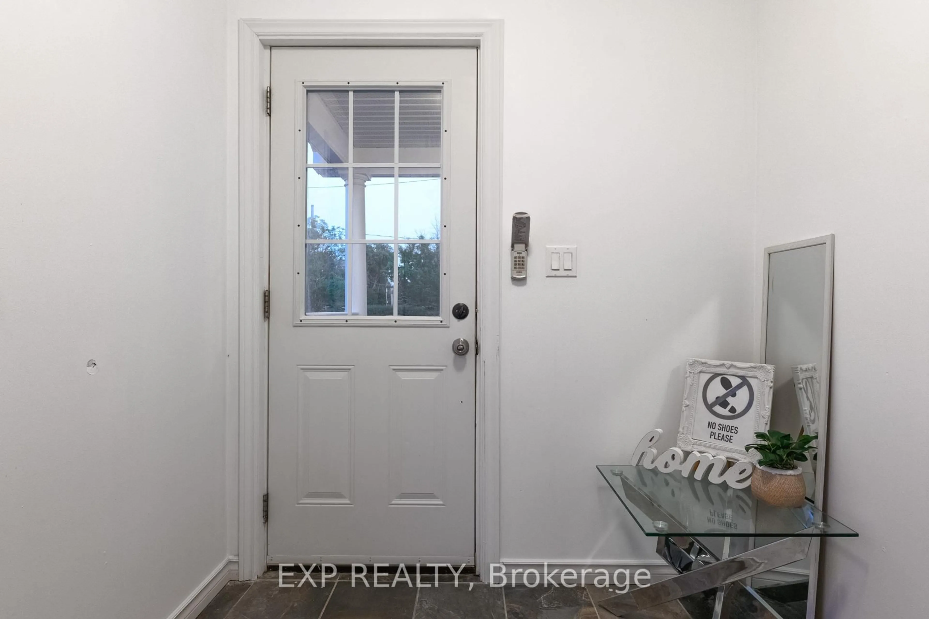 Indoor entryway for 27182 Civic Centre Rd, Georgina Ontario L0E 1S0