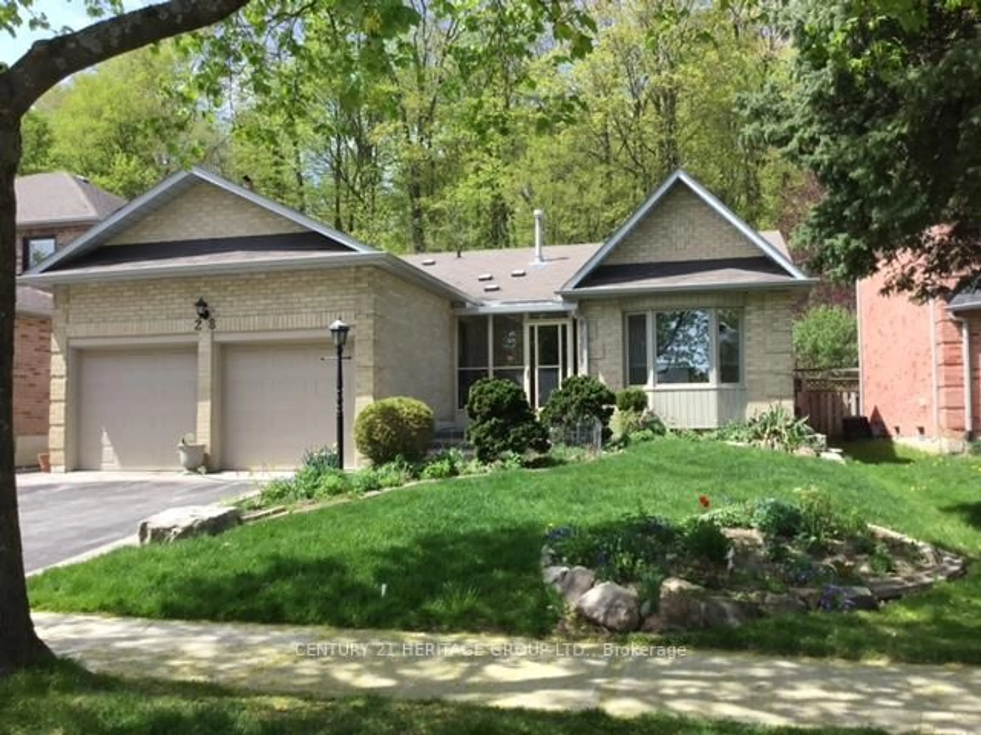 Home with vinyl exterior material, street for 28 Spence Dr, Aurora Ontario L4G 5V7
