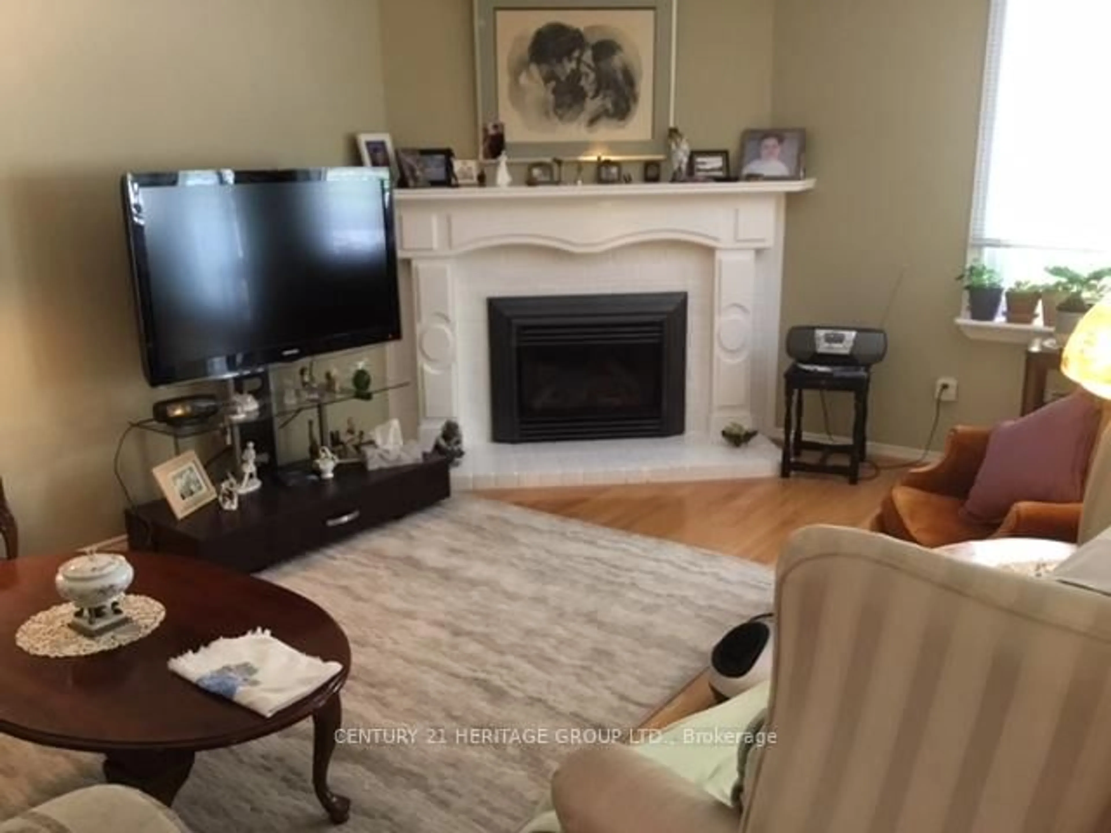 Living room with furniture, unknown for 28 Spence Dr, Aurora Ontario L4G 5V7