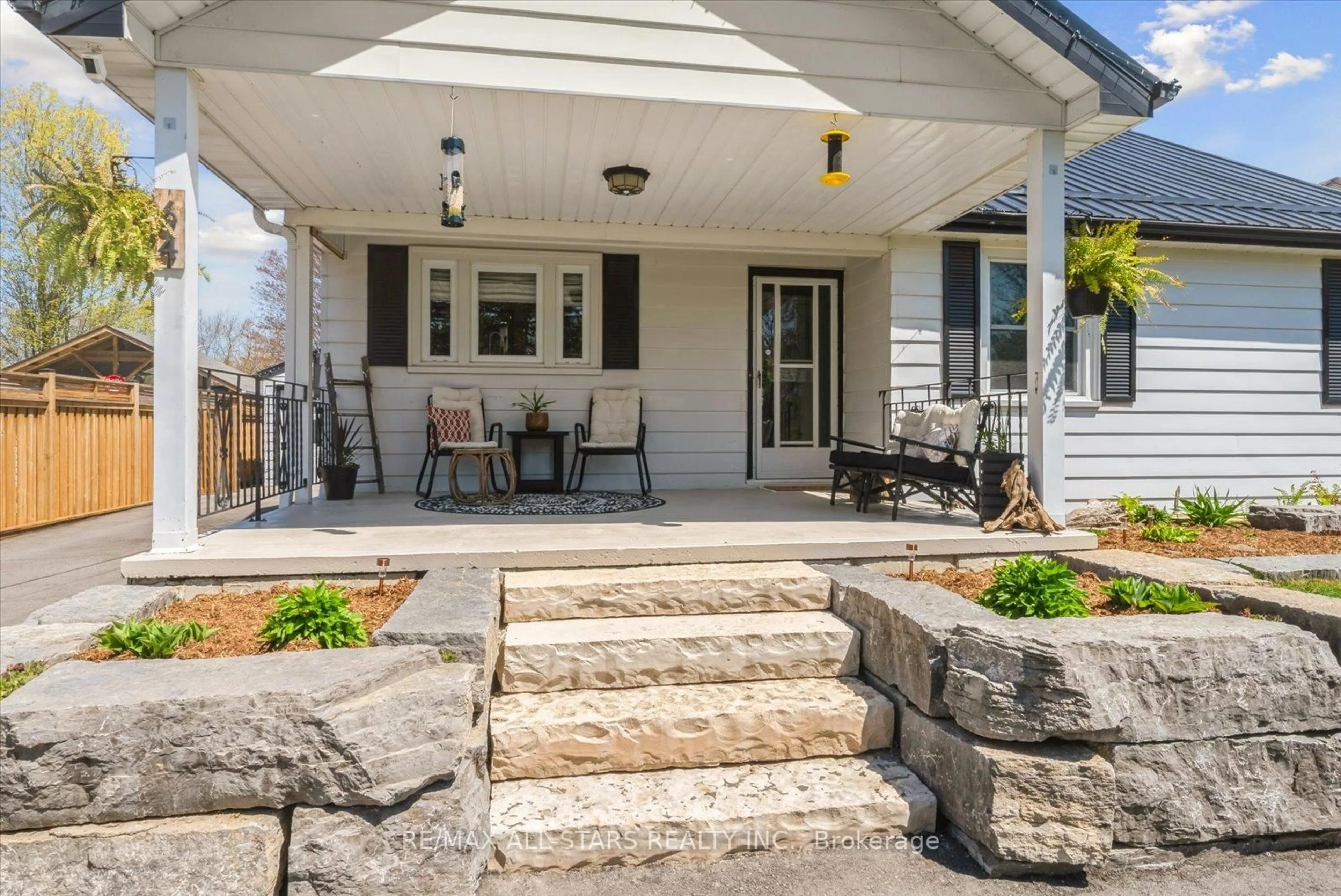 Patio, street for 64 Golfview Cres, Georgina Ontario L0E 1R0