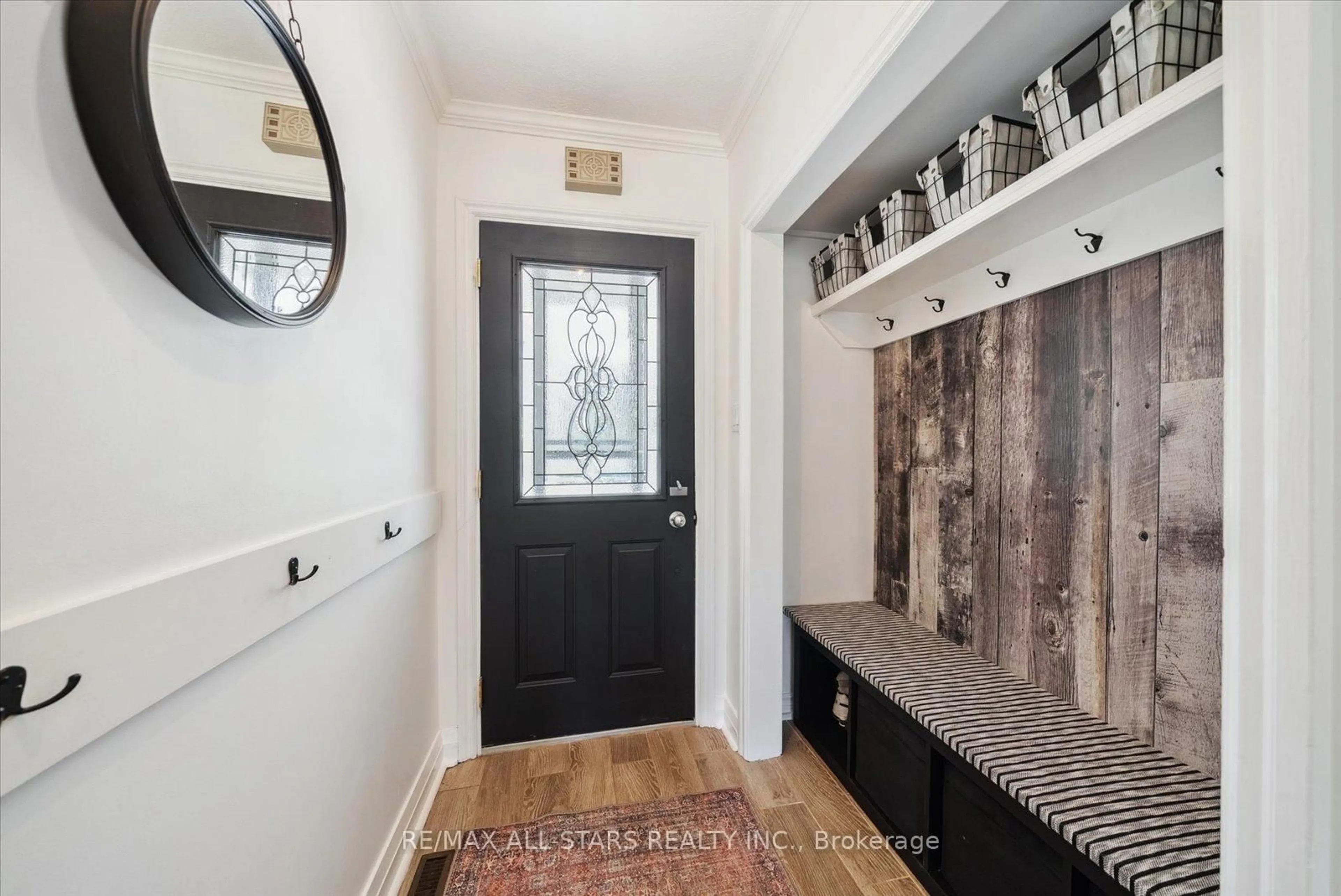 Indoor entryway for 64 Golfview Cres, Georgina Ontario L0E 1R0