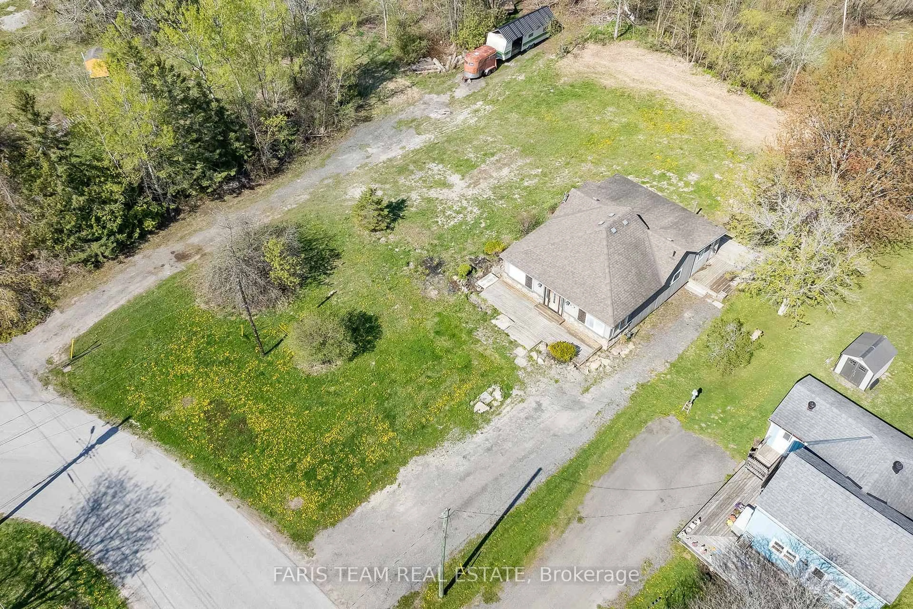 A pic from outside/outdoor area/front of a property/back of a property/a pic from drone, building for 1042 Cameron St, Innisfil Ontario L0L 1C0