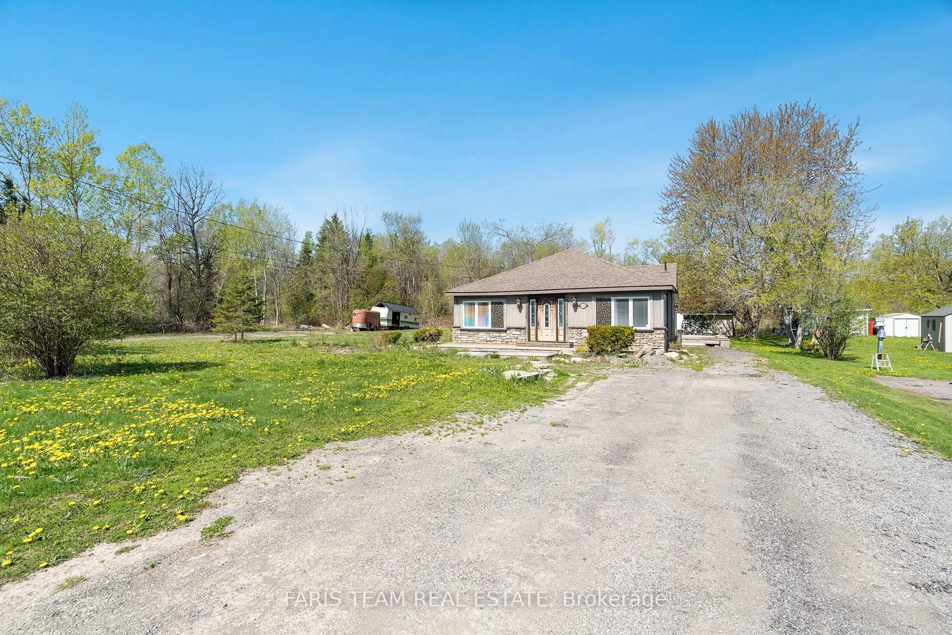A pic from outside/outdoor area/front of a property/back of a property/a pic from drone, street for 1042 Cameron St, Innisfil Ontario L0L 1C0