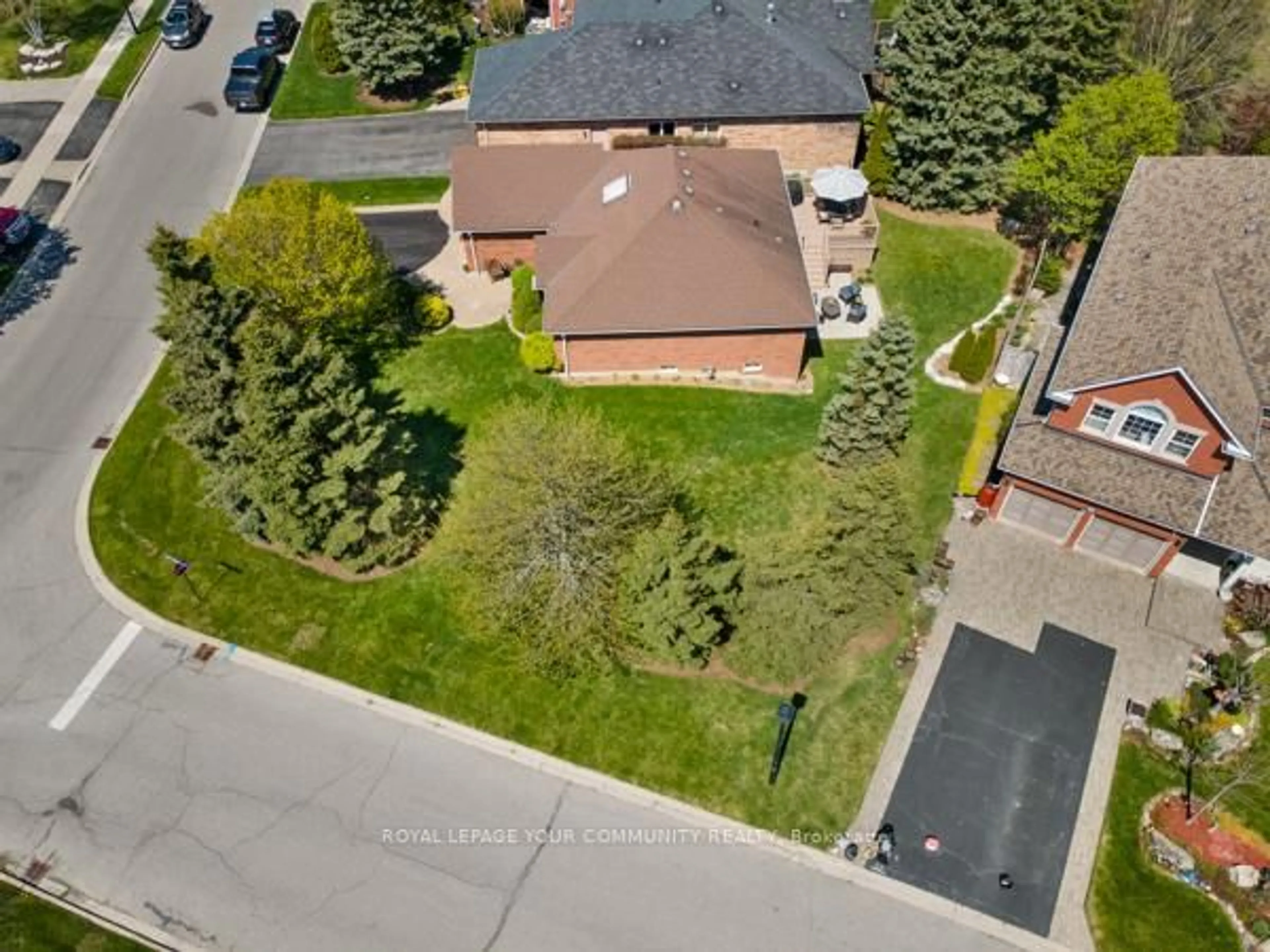 A pic from outside/outdoor area/front of a property/back of a property/a pic from drone, street for 851 Shadrach Dr, Newmarket Ontario L3X 2H2