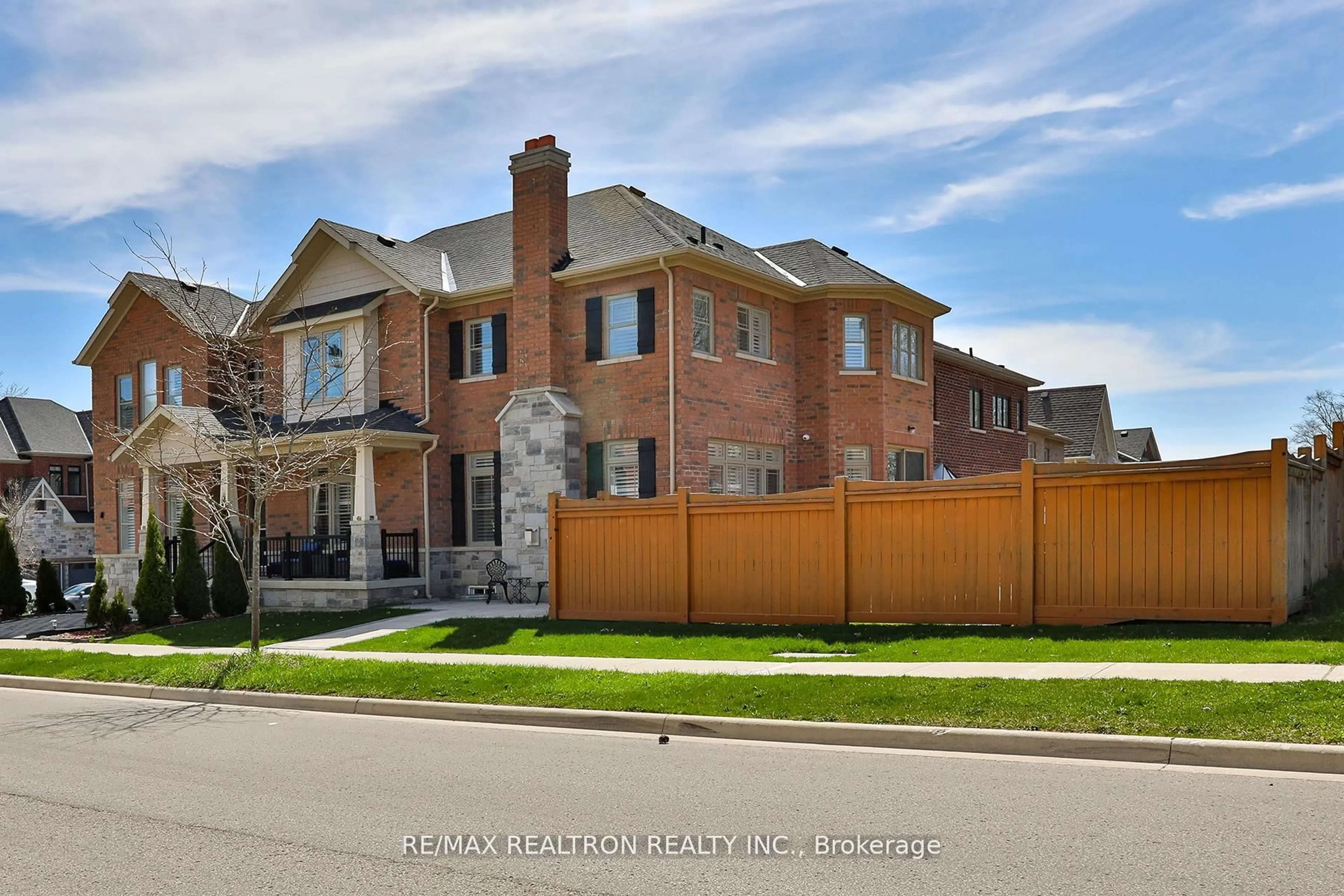 Home with brick exterior material, street for 42 Manor Hampton St, East Gwillimbury Ontario L9N 0P9