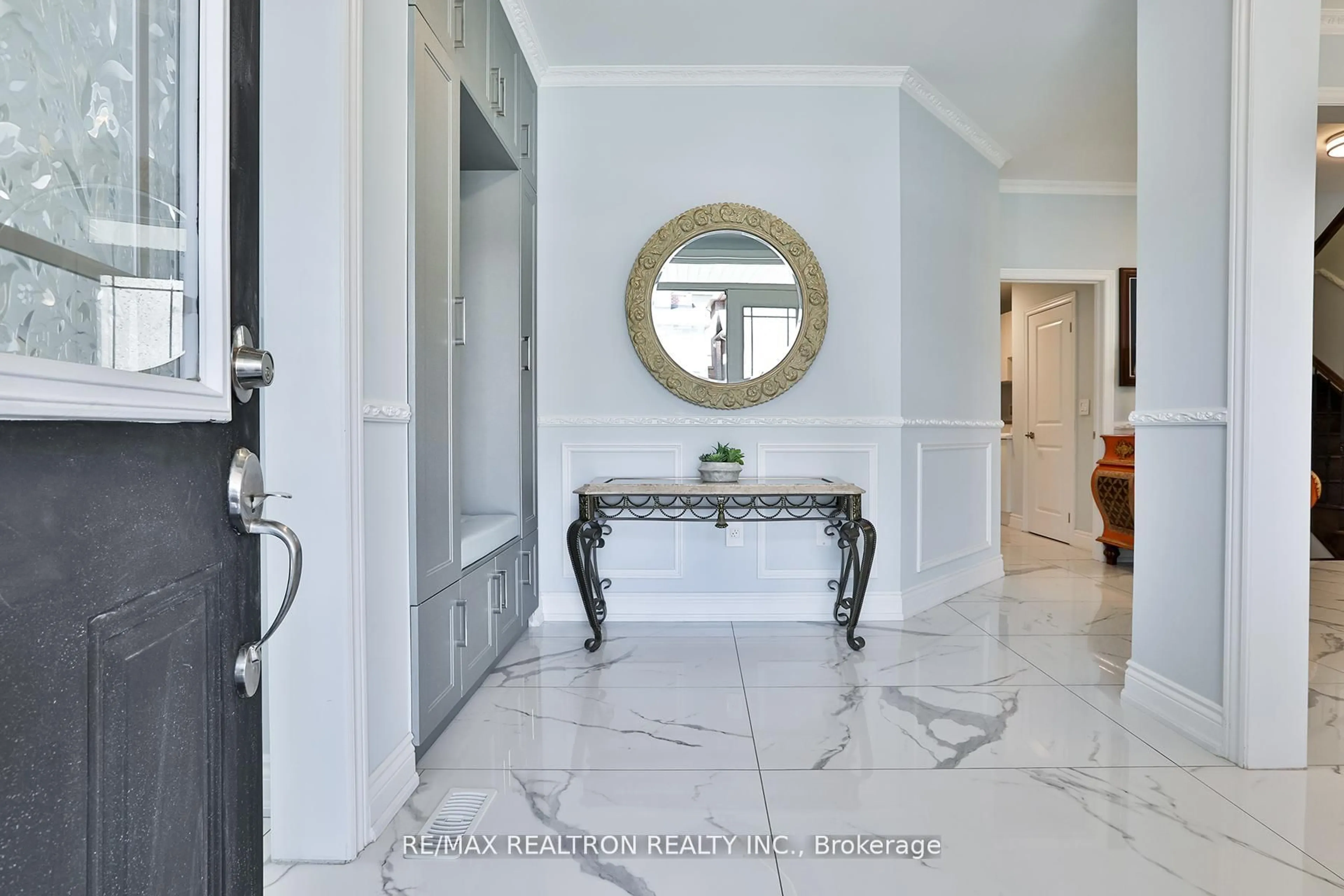 Indoor entryway for 42 Manor Hampton St, East Gwillimbury Ontario L9N 0P9