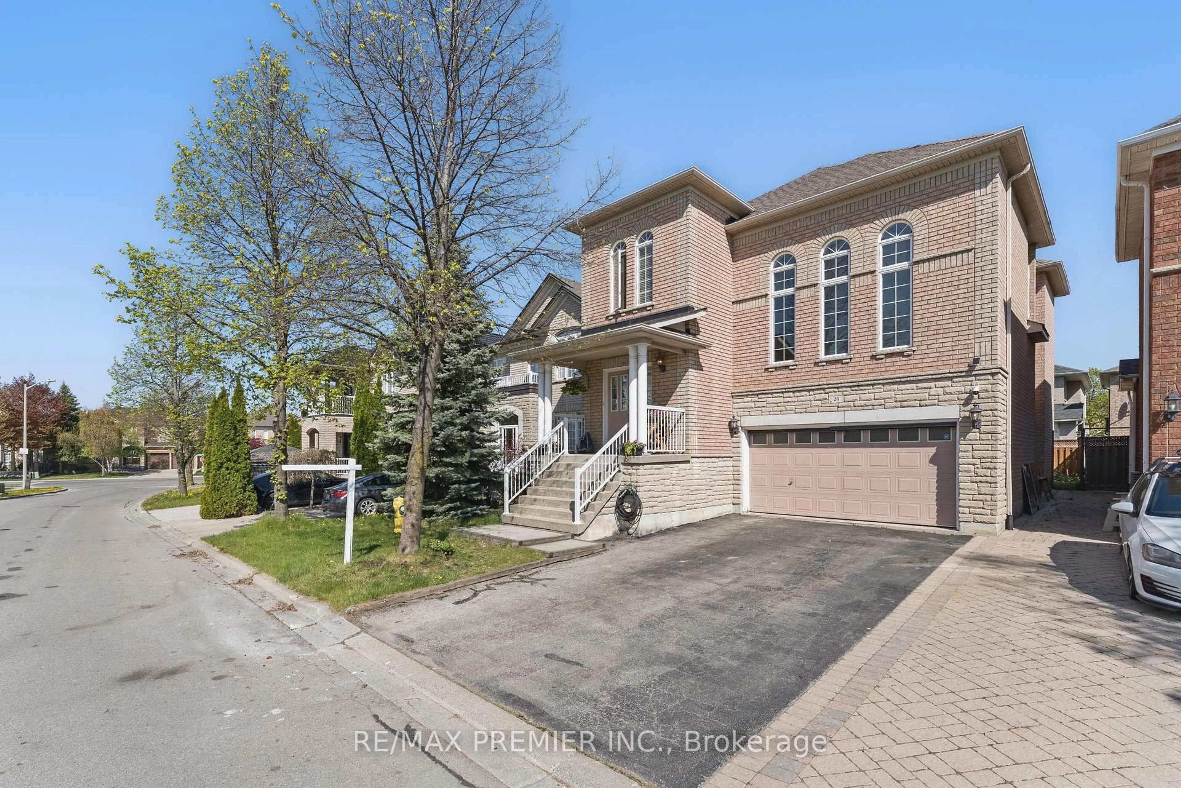 A pic from outside/outdoor area/front of a property/back of a property/a pic from drone, street for 20 Bucksaw Dr, Vaughan Ontario L4H 2H6