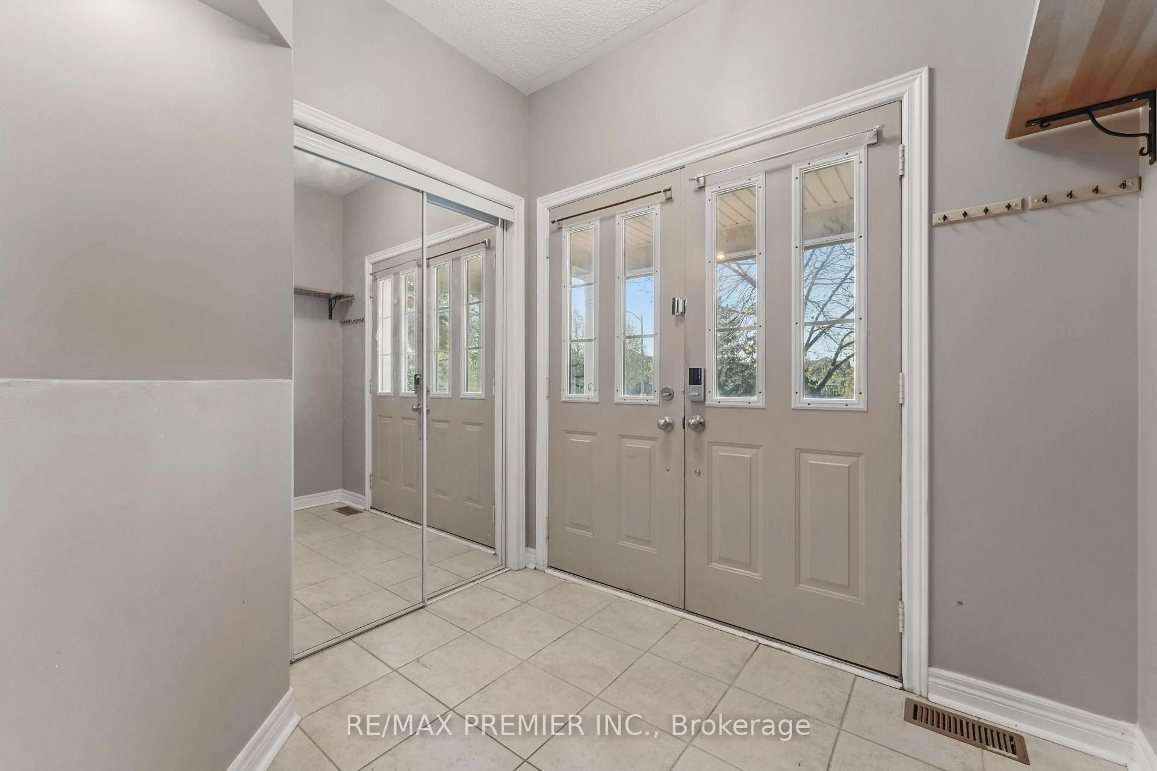 Indoor entryway for 20 Bucksaw Dr, Vaughan Ontario L4H 2H6