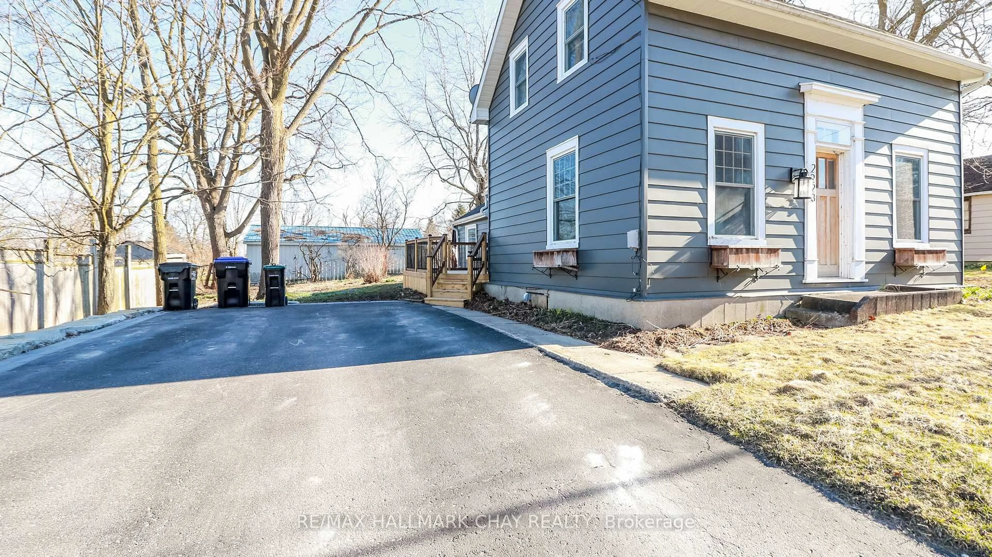 Unknown for 2223 Victoria St, Innisfil Ontario L9S 1J8