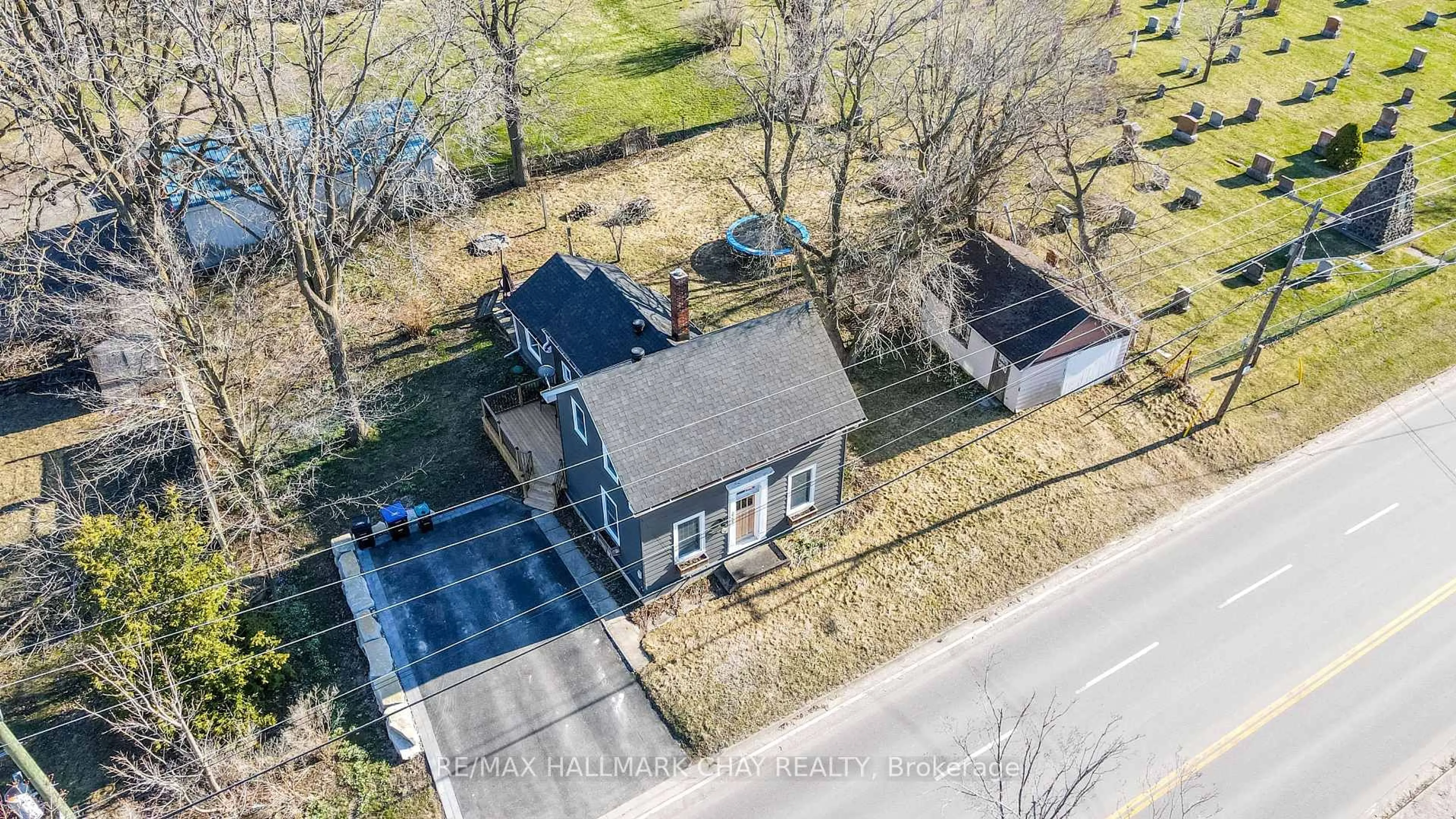 A pic from outside/outdoor area/front of a property/back of a property/a pic from drone, street for 2223 Victoria St, Innisfil Ontario L9S 1J8