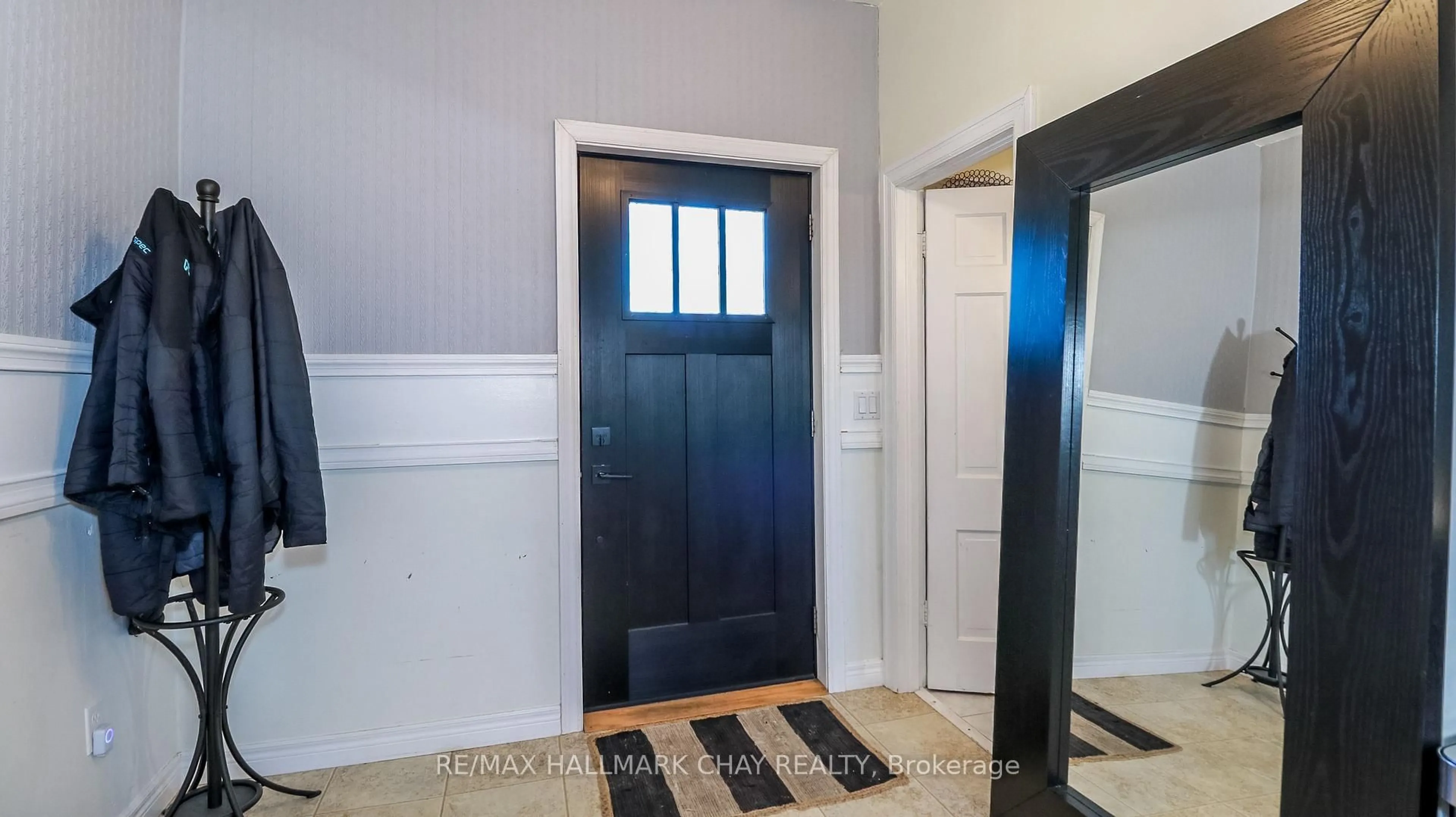 Indoor entryway for 2223 Victoria St, Innisfil Ontario L9S 1J8