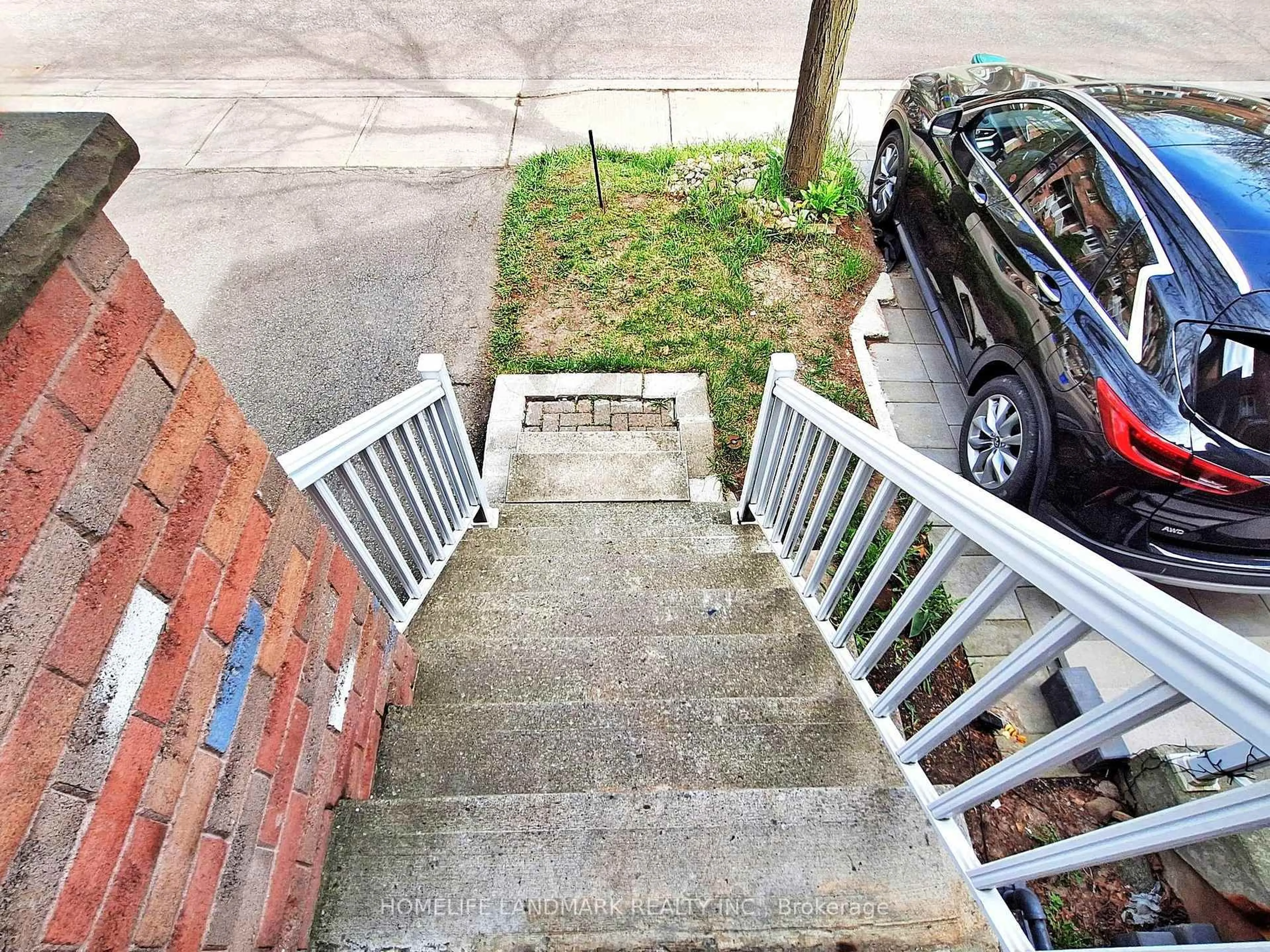 A pic from outside/outdoor area/front of a property/back of a property/a pic from drone, street for 44 Vanity Cres, Richmond Hill Ontario L4B 4E5