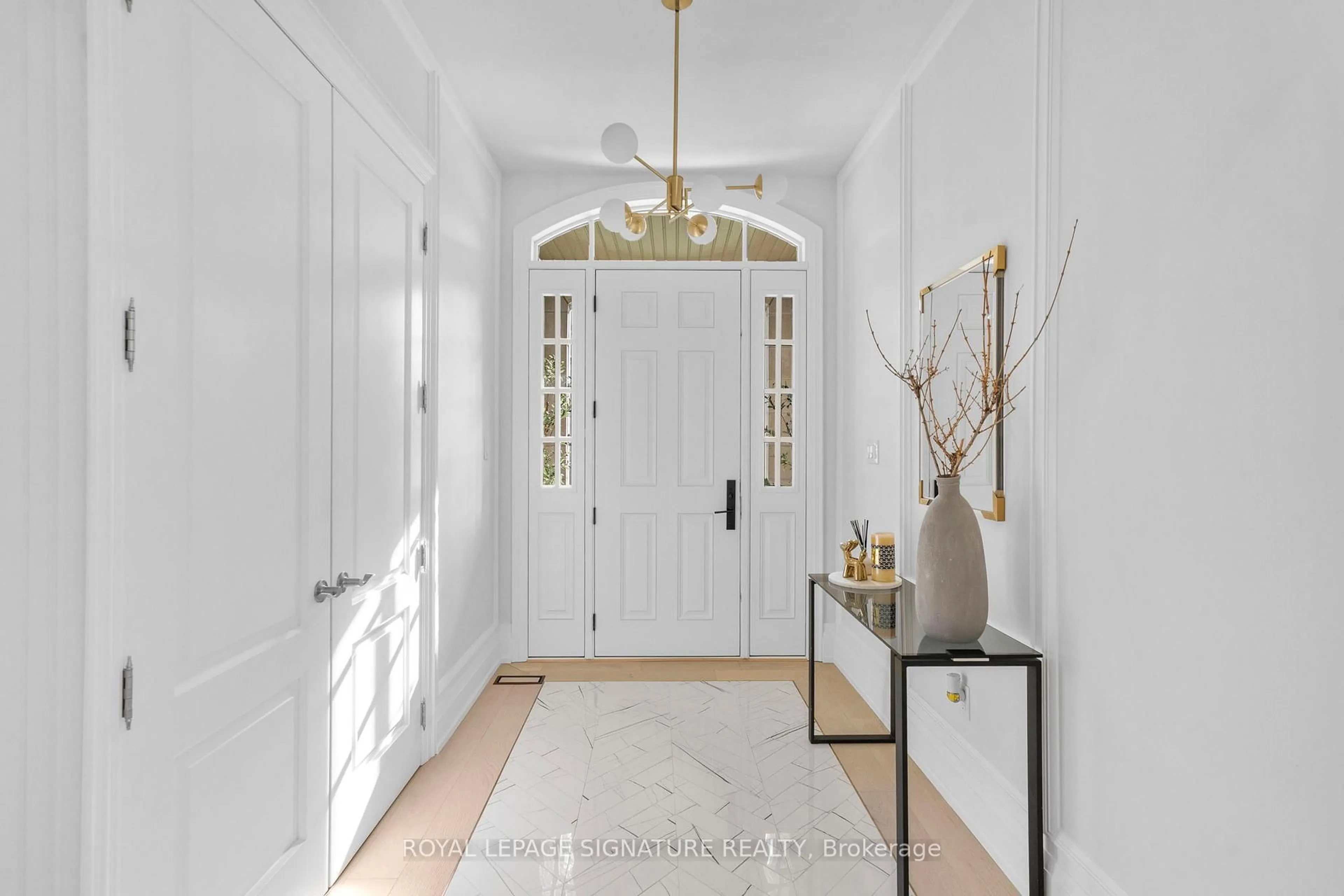 Indoor entryway for 28 Lake Lenora Ave, King Ontario L7B 0P7