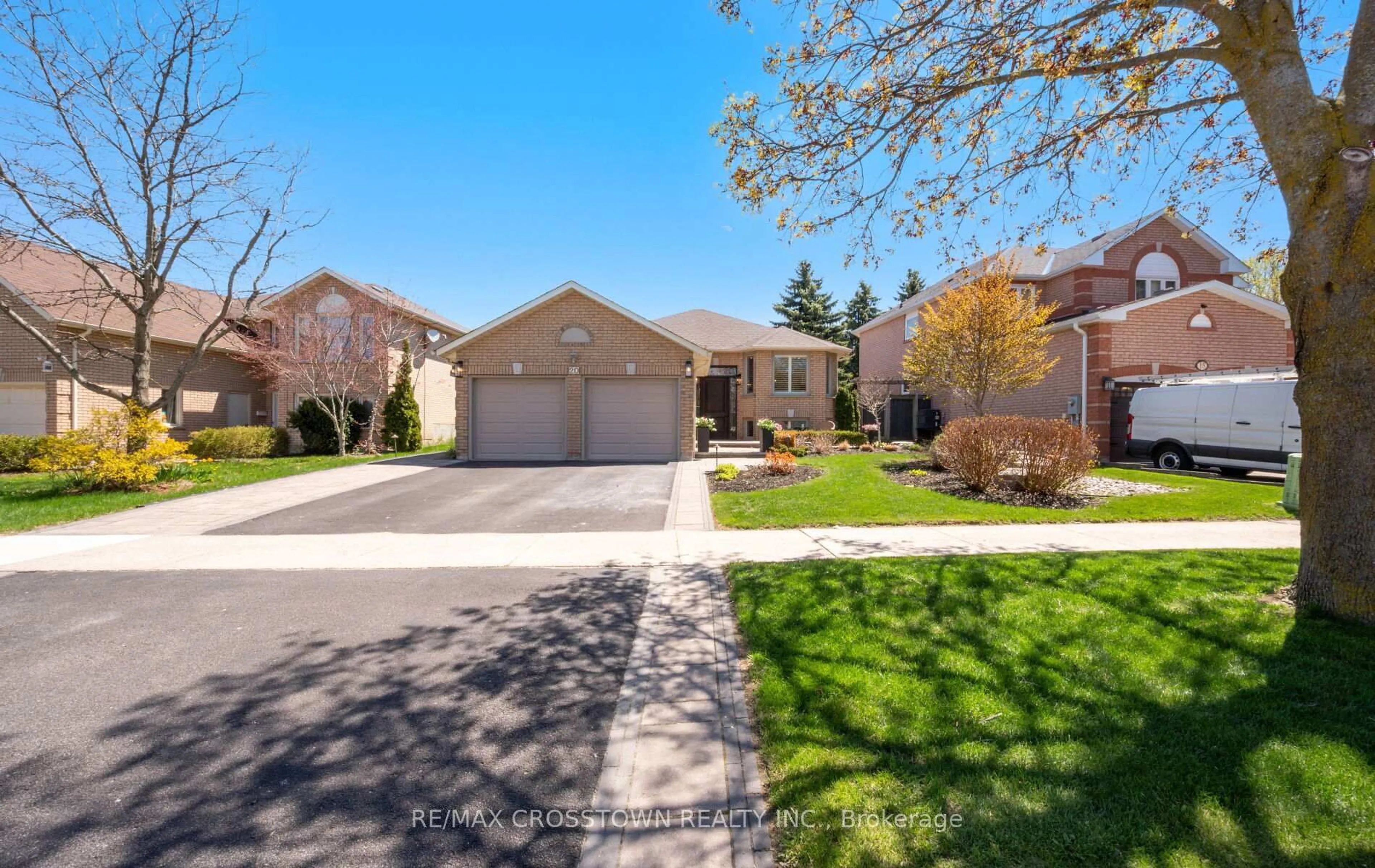 Home with brick exterior material, street for 20 Compton Cres, Bradford West Gwillimbury Ontario L3Z 2X5