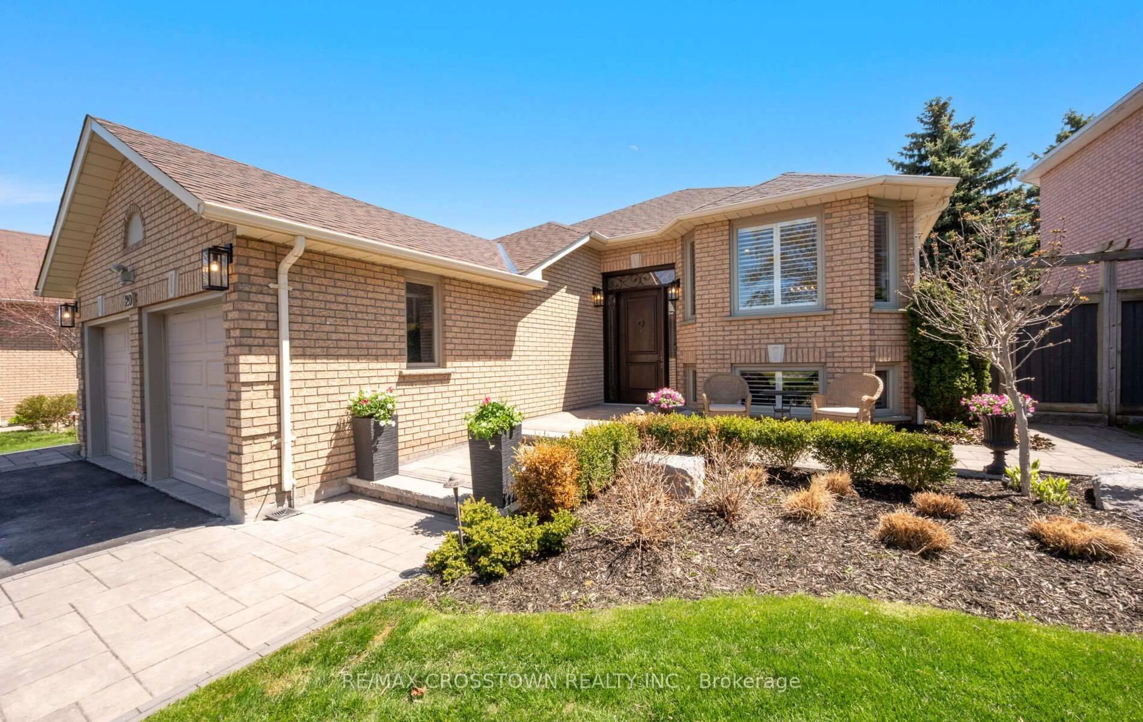 Home with brick exterior material, street for 20 Compton Cres, Bradford West Gwillimbury Ontario L3Z 2X5