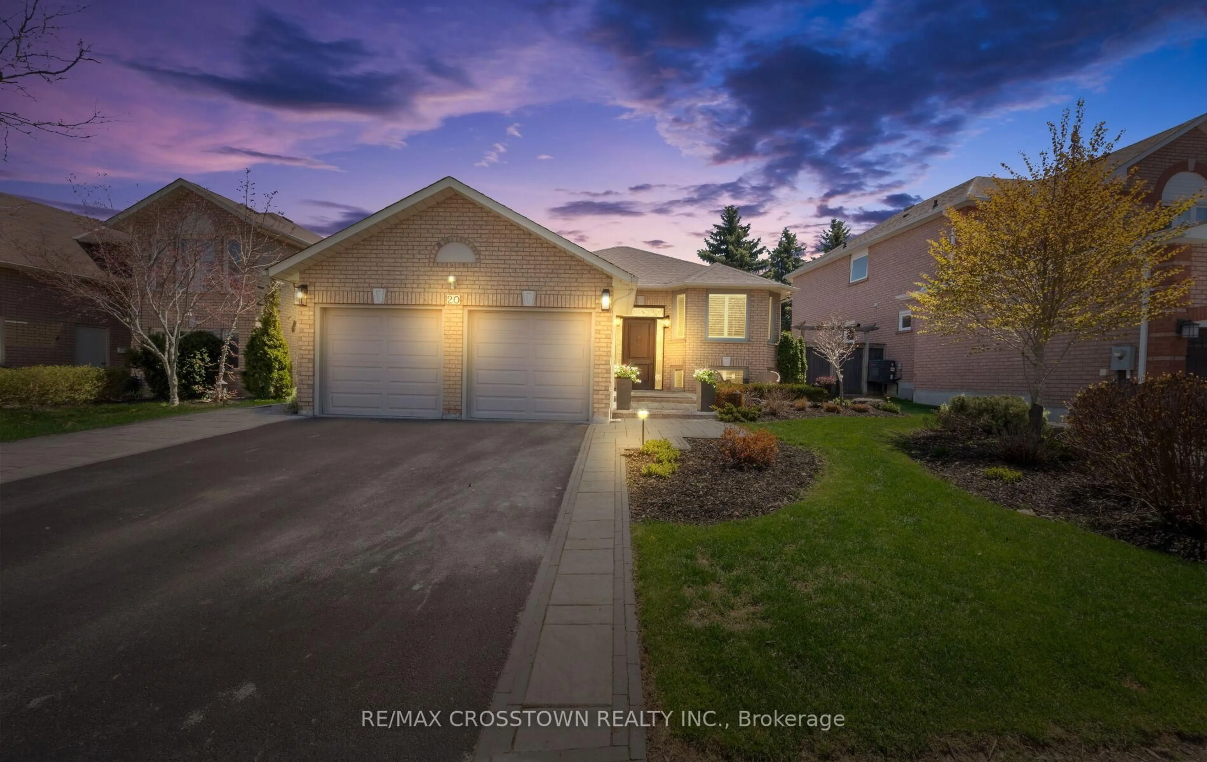A pic from outside/outdoor area/front of a property/back of a property/a pic from drone, street for 20 Compton Cres, Bradford West Gwillimbury Ontario L3Z 2X5