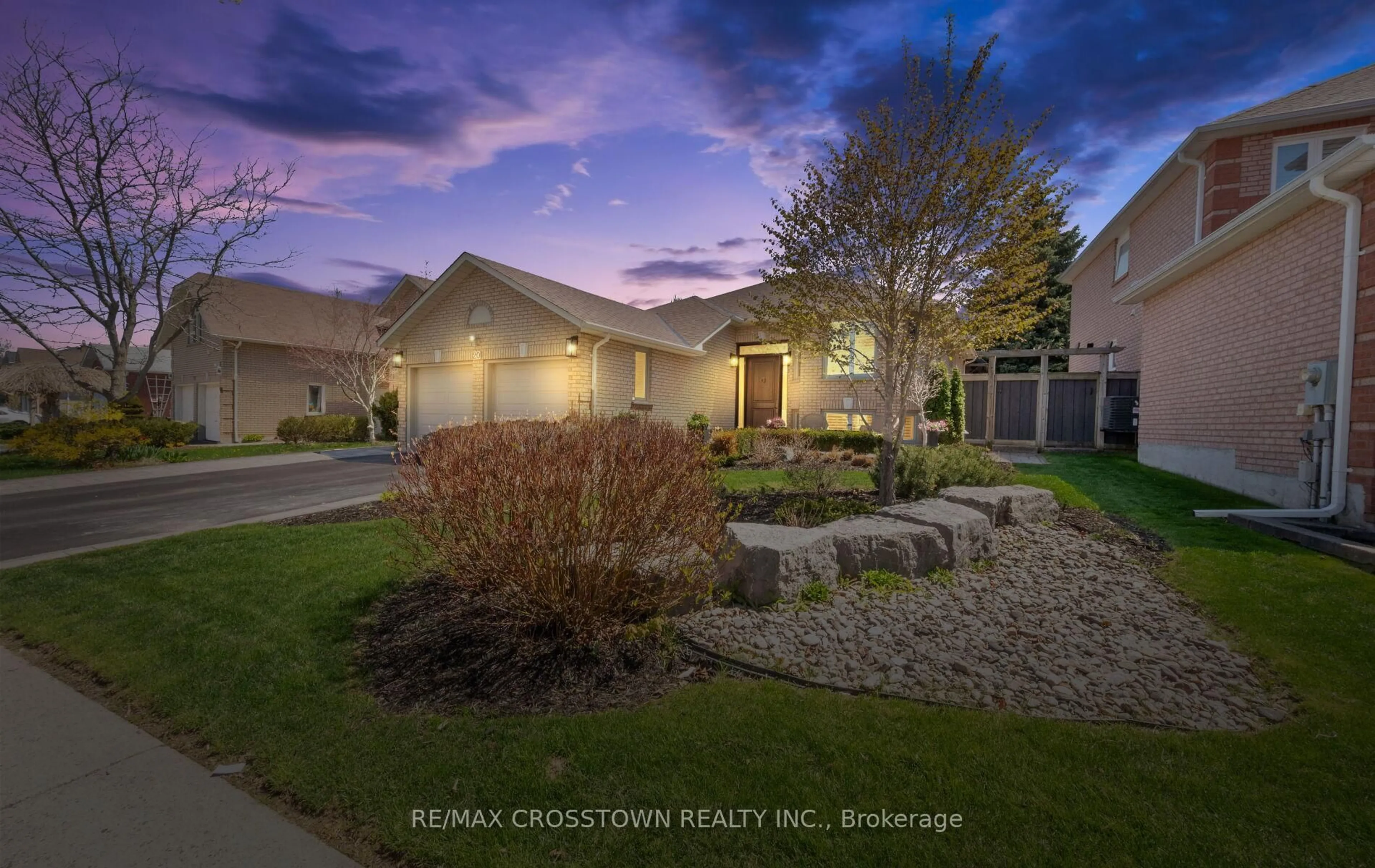 A pic from outside/outdoor area/front of a property/back of a property/a pic from drone, street for 20 Compton Cres, Bradford West Gwillimbury Ontario L3Z 2X5