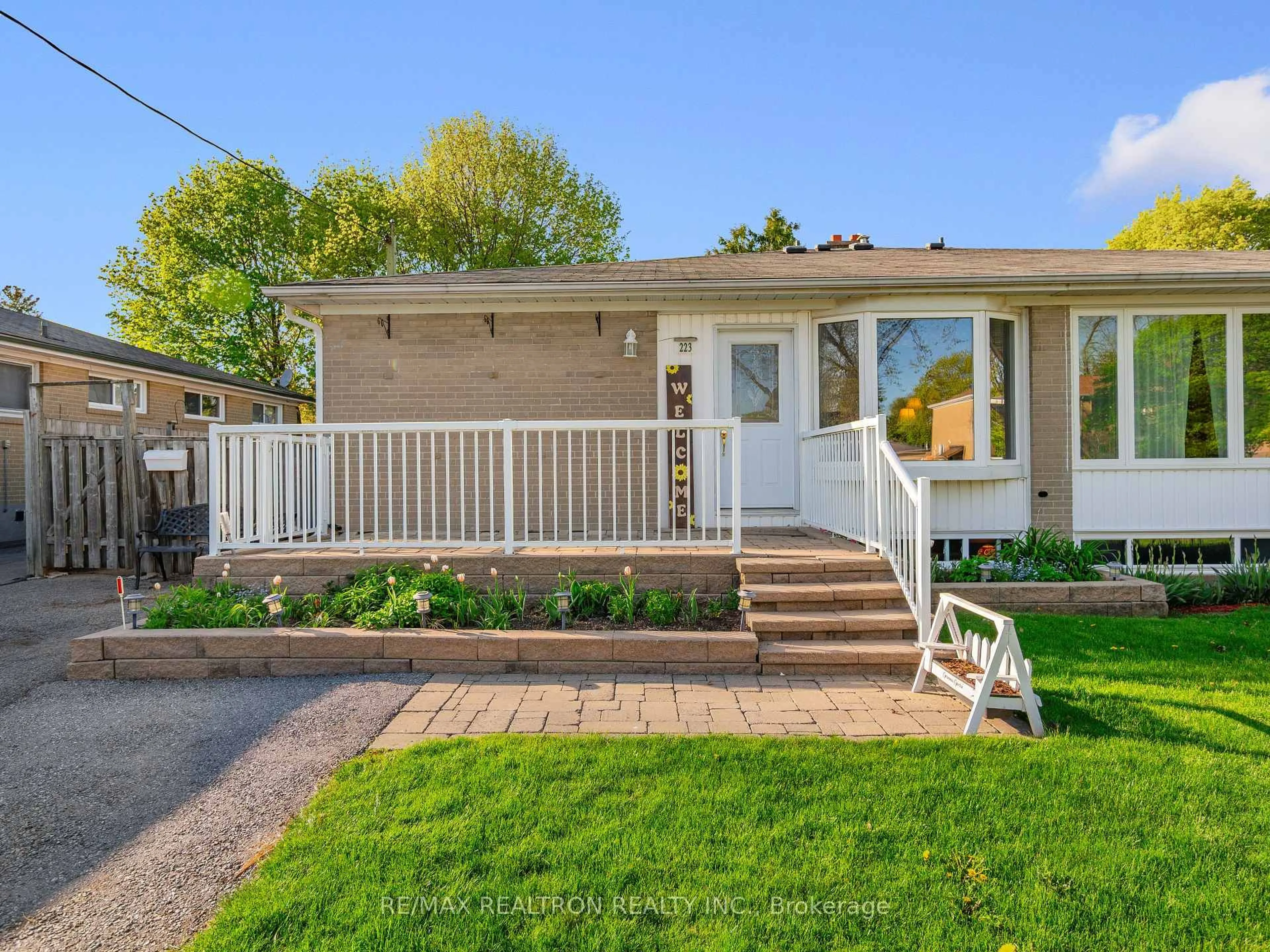 Home with vinyl exterior material, street for 223 Beechy Dr, Richmond Hill Ontario L4C 2X6