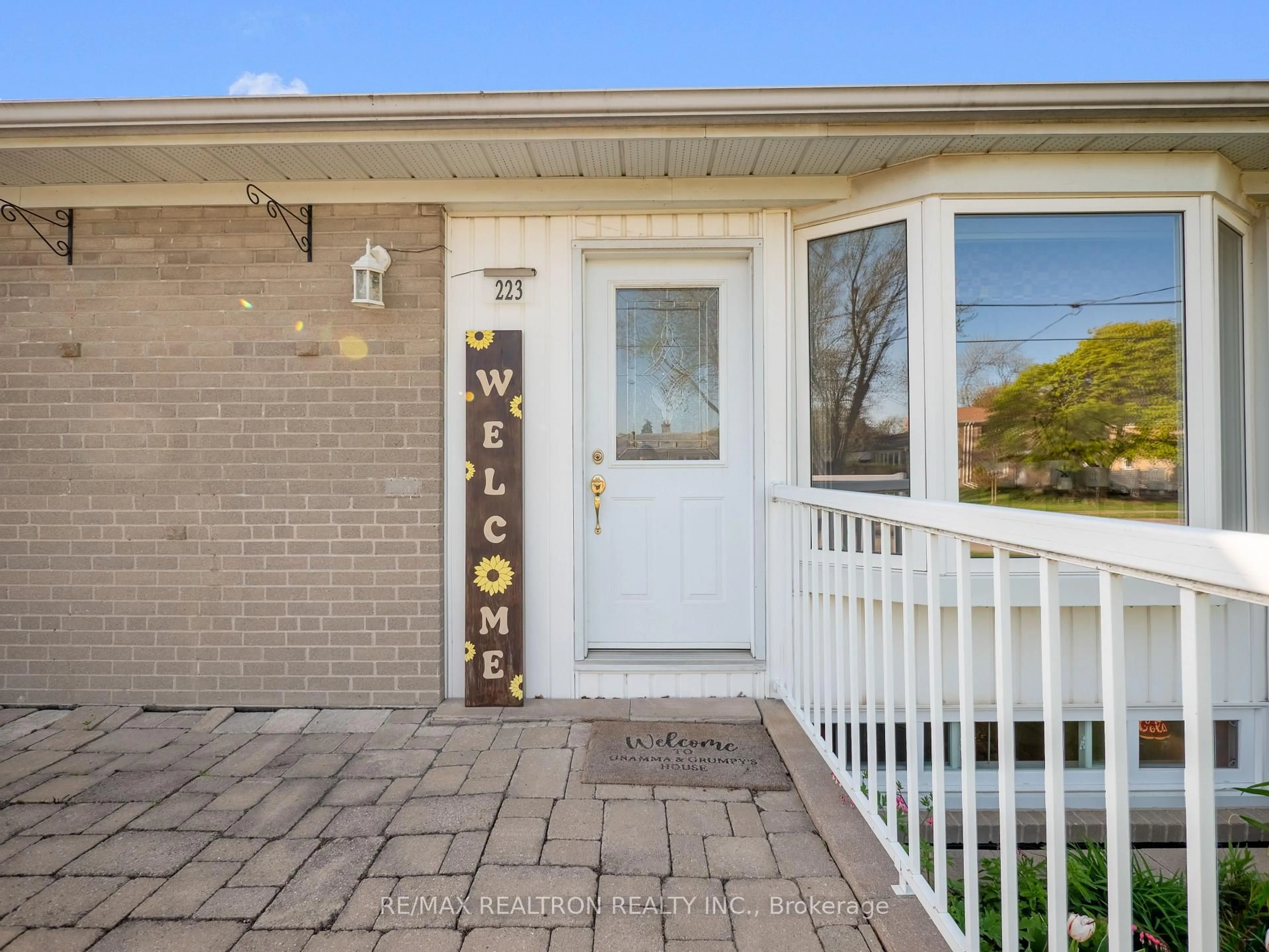 Indoor entryway for 223 Beechy Dr, Richmond Hill Ontario L4C 2X6
