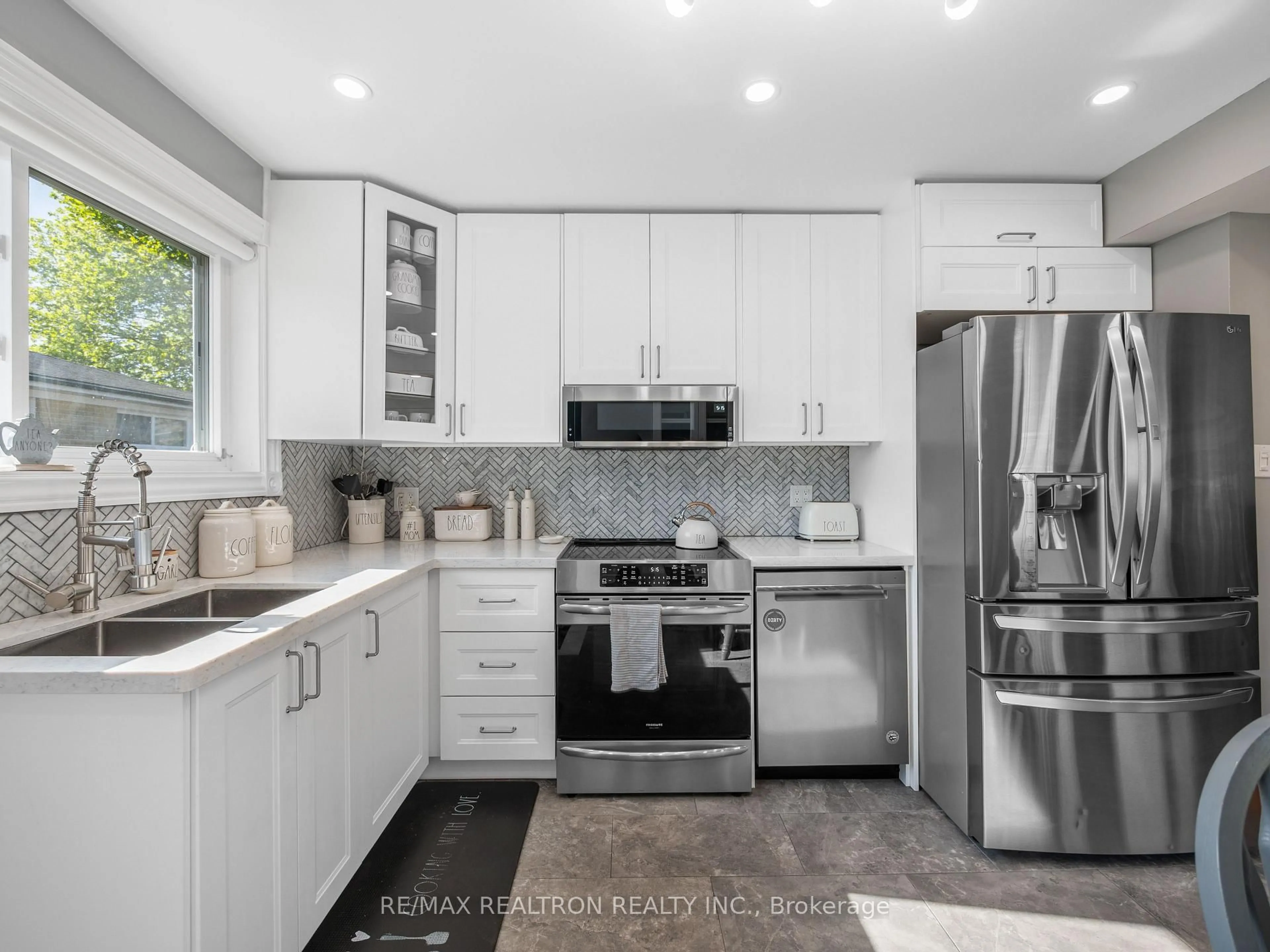 Open concept kitchen, ceramic/tile floor for 223 Beechy Dr, Richmond Hill Ontario L4C 2X6