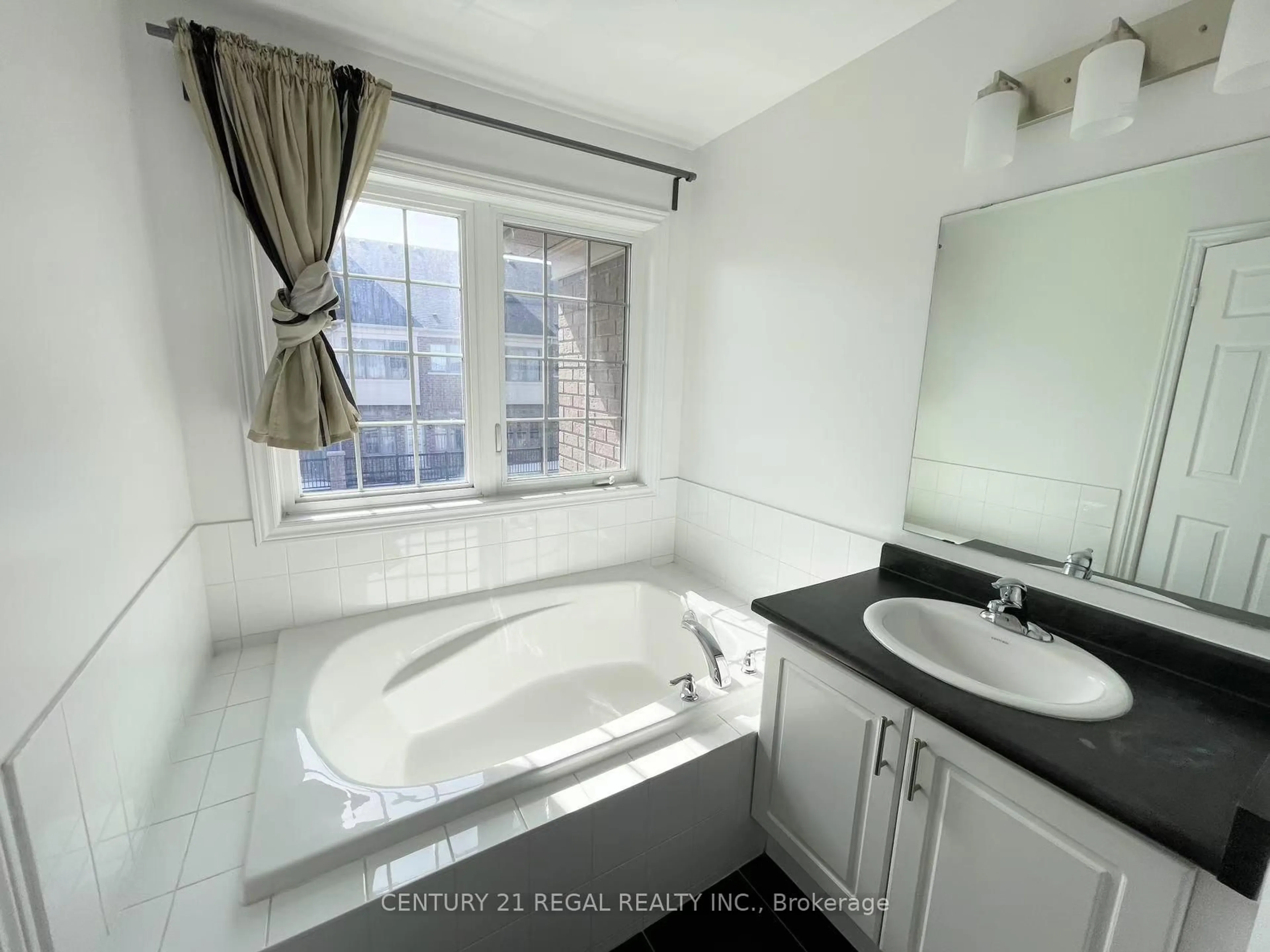 Standard bathroom, ceramic/tile floor for 29 Rougeview Park Cres, Markham Ontario L6E 0S7