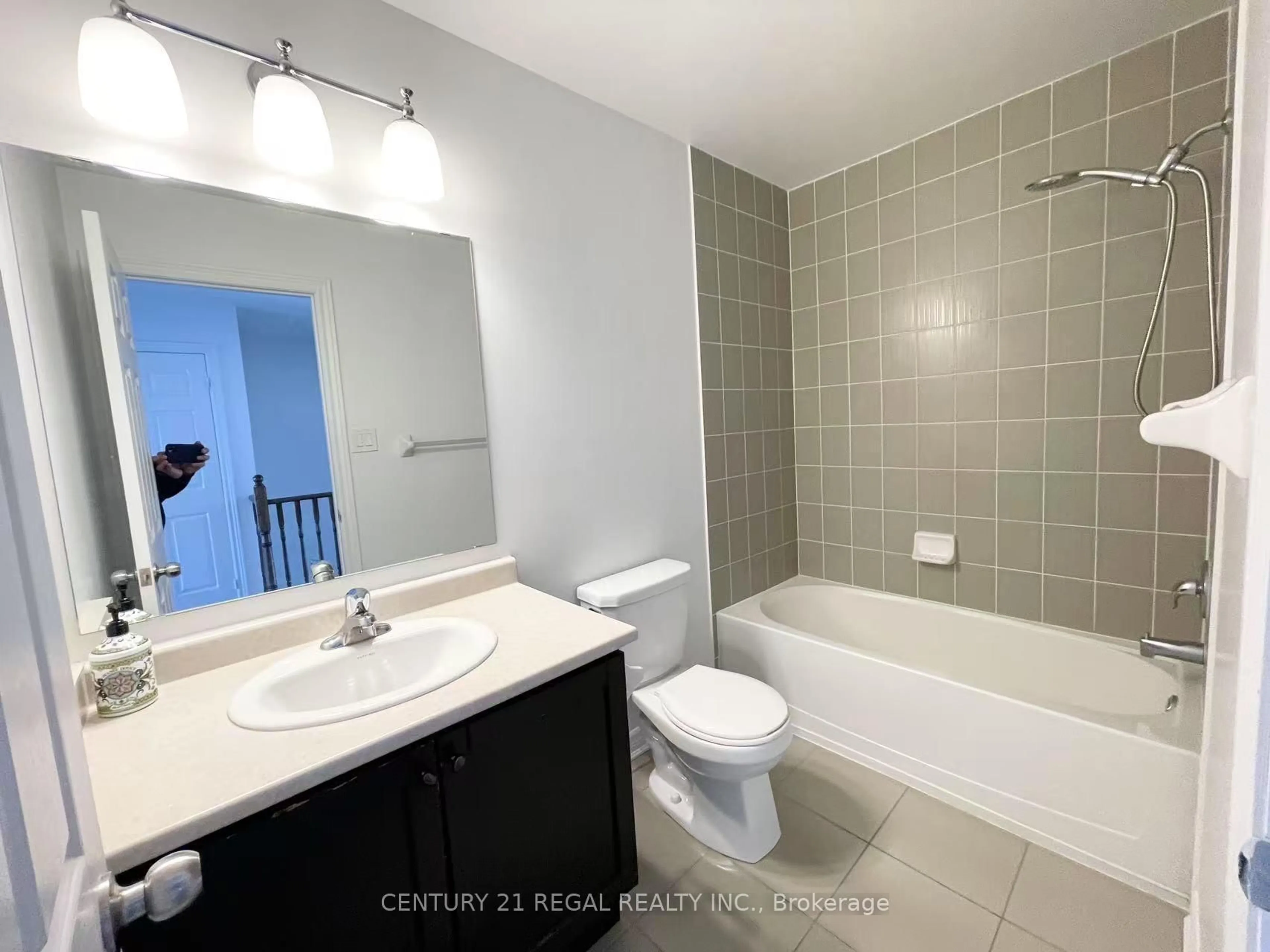 Standard bathroom, ceramic/tile floor for 29 Rougeview Park Cres, Markham Ontario L6E 0S7