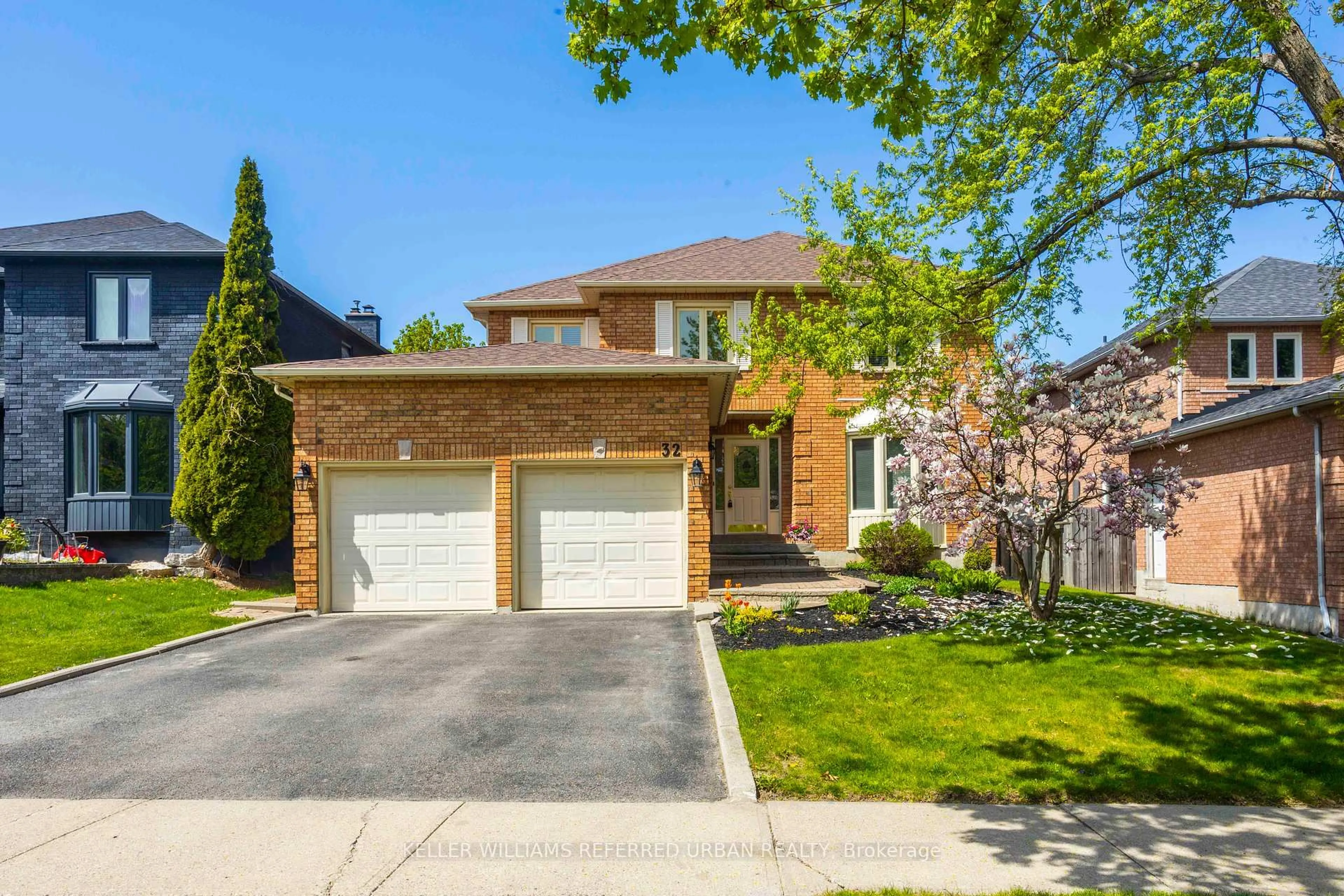 Home with brick exterior material, street for 32 Nelson Circ, Newmarket Ontario L3X 1R1