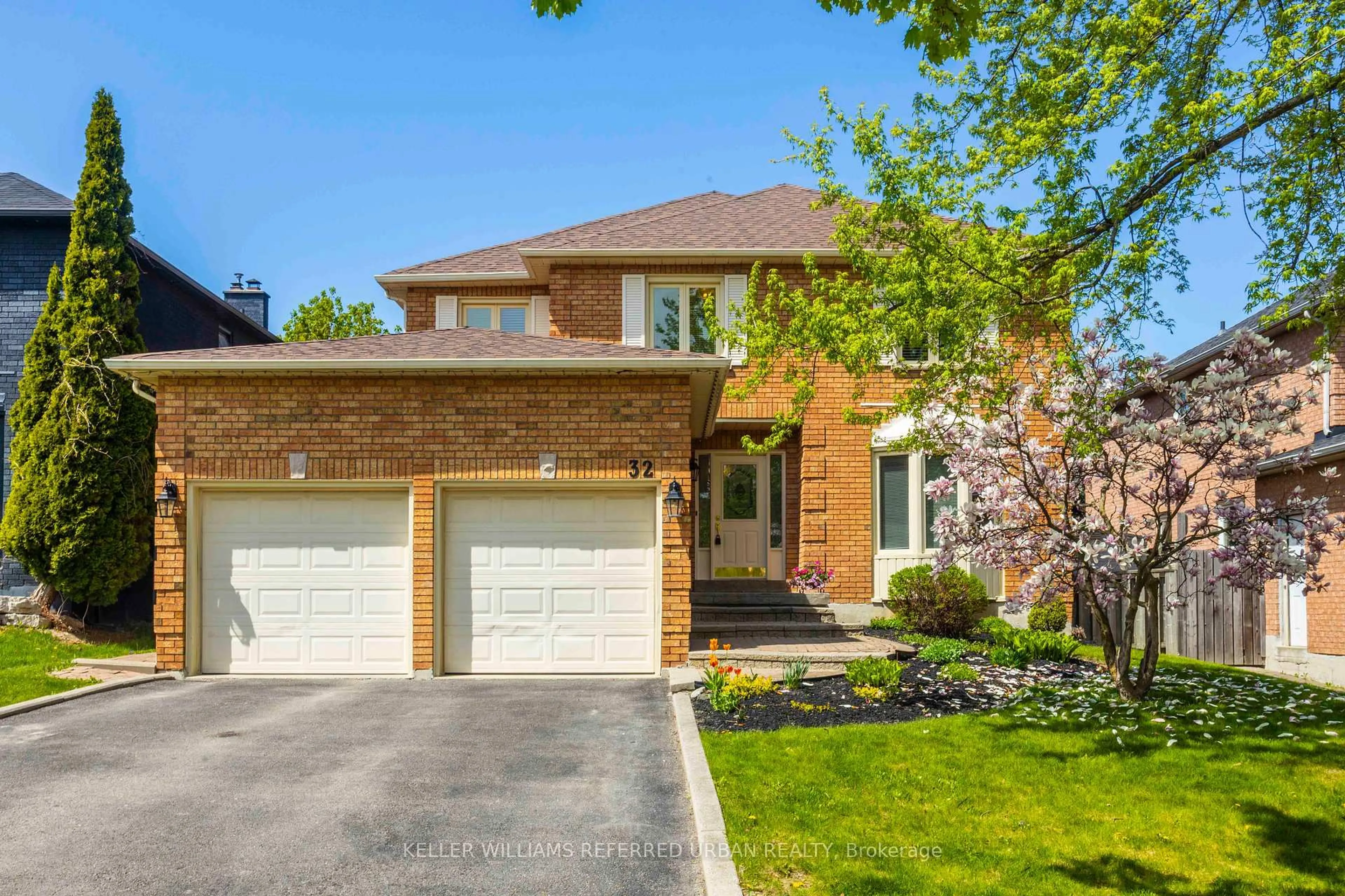 Home with brick exterior material, street for 32 Nelson Circ, Newmarket Ontario L3X 1R1