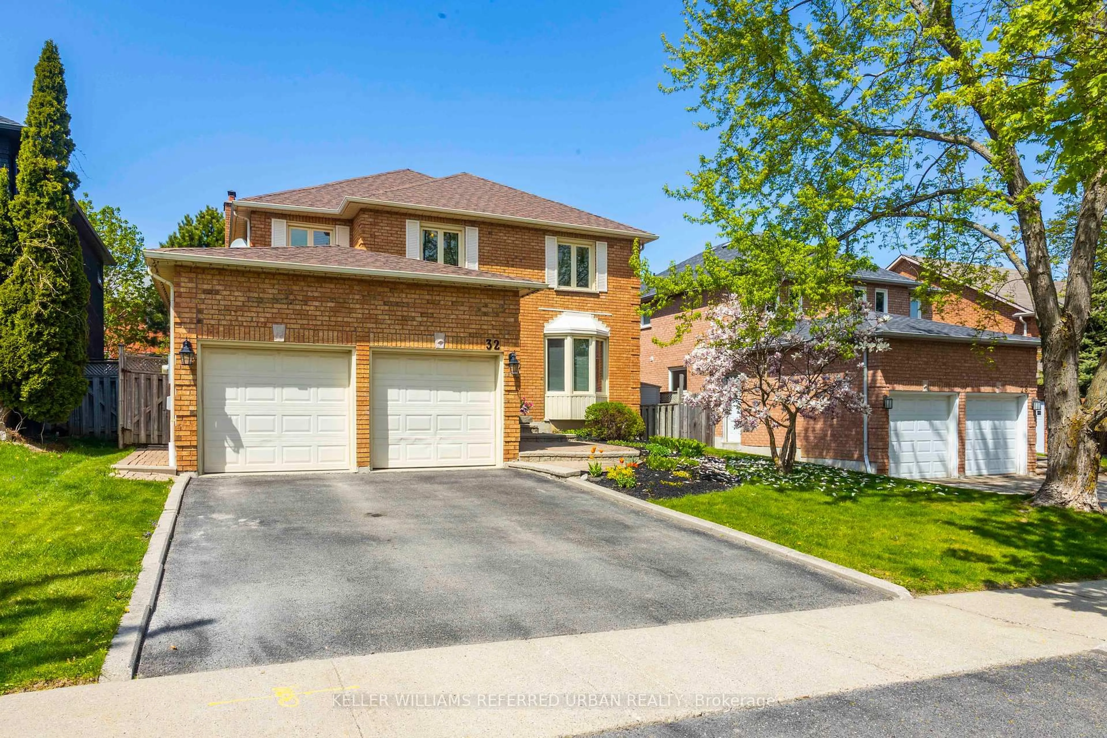 Home with brick exterior material, street for 32 Nelson Circ, Newmarket Ontario L3X 1R1
