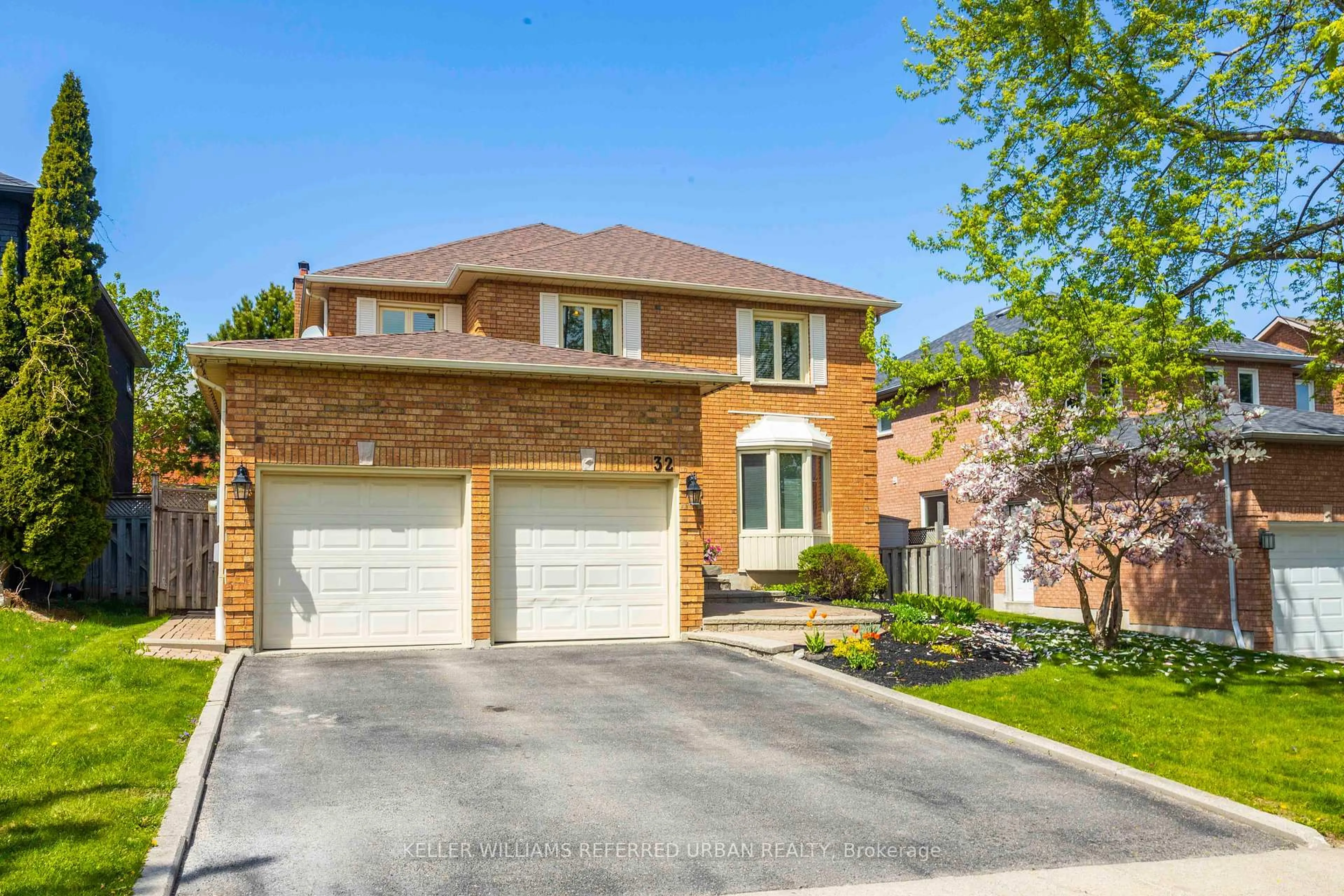 Home with brick exterior material, street for 32 Nelson Circ, Newmarket Ontario L3X 1R1