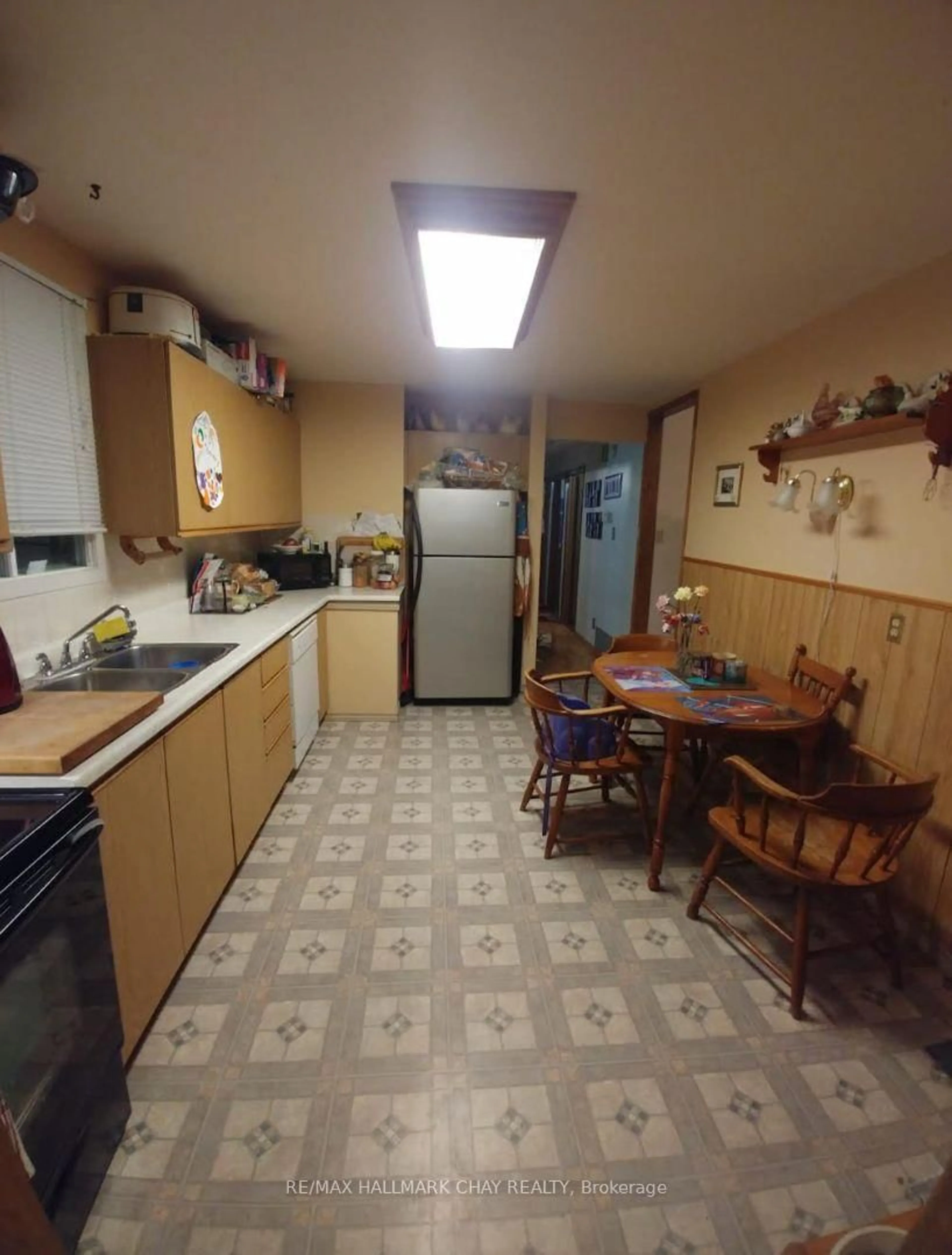 Standard kitchen, unknown for 106 Zima Cres, Bradford West Gwillimbury Ontario L3Z 2E4